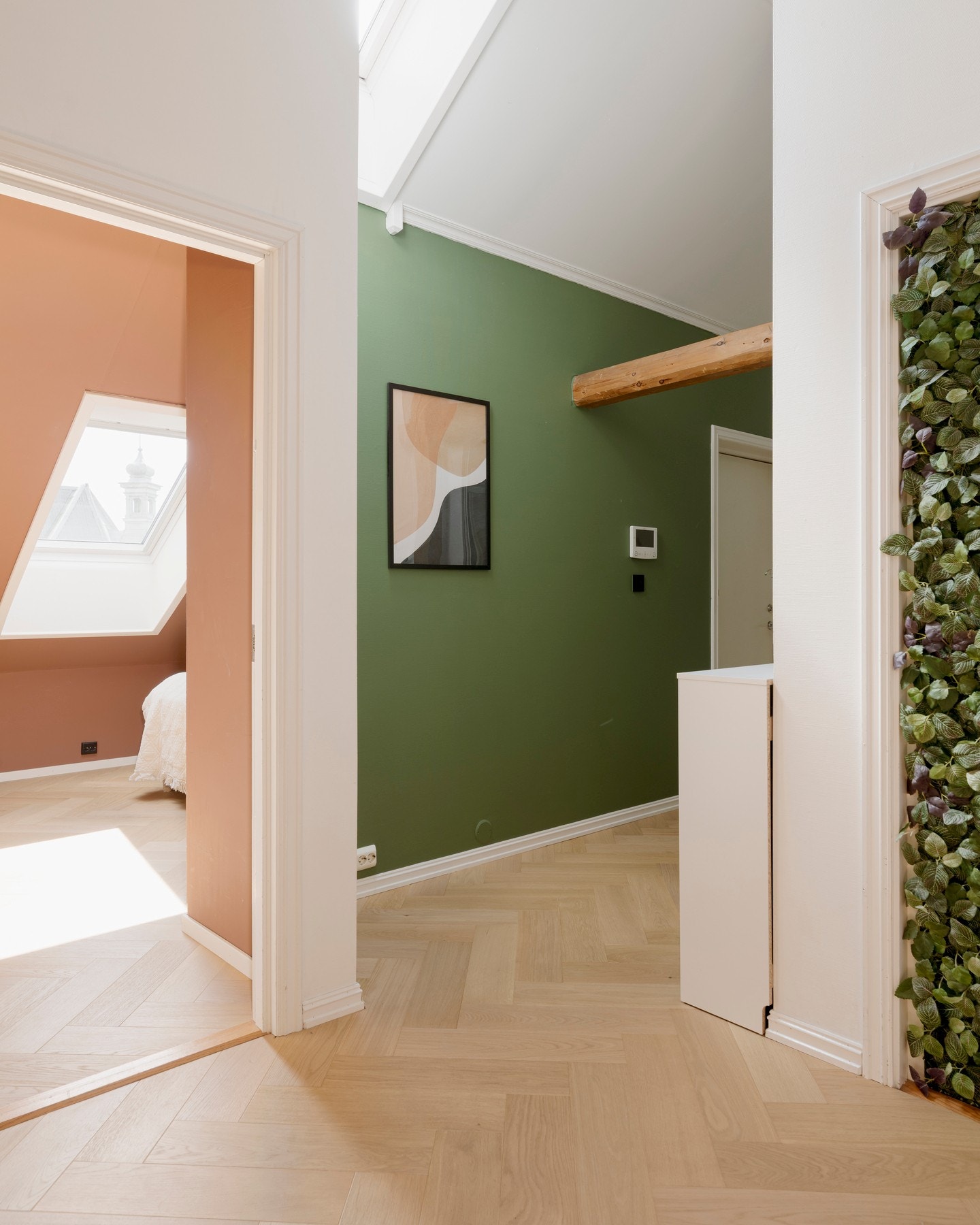 Rommet fungerer som et naturlig knutepunkt i leiligheten, med adkomst til begge soverom og tar deg videre til boligens resterende rom. Galleribilde