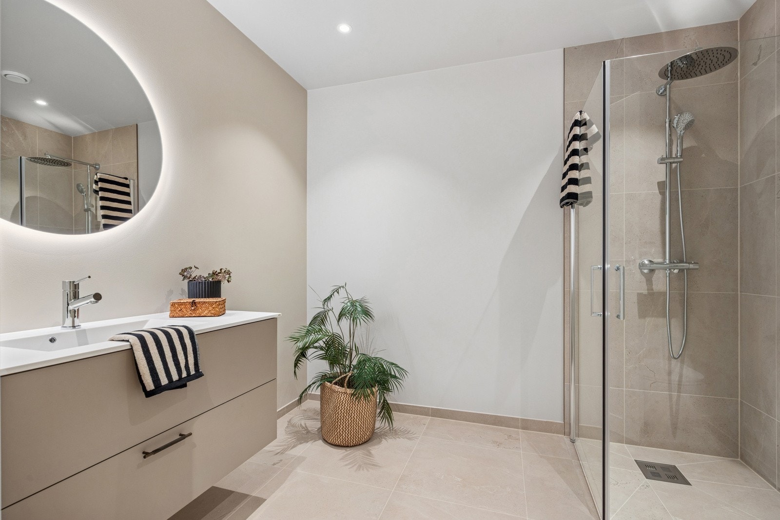 Boligens andre bad finner du i første etasje. Det er innredet med servant, opplyst speil, dusjhjørne og toalett. Galleribilde