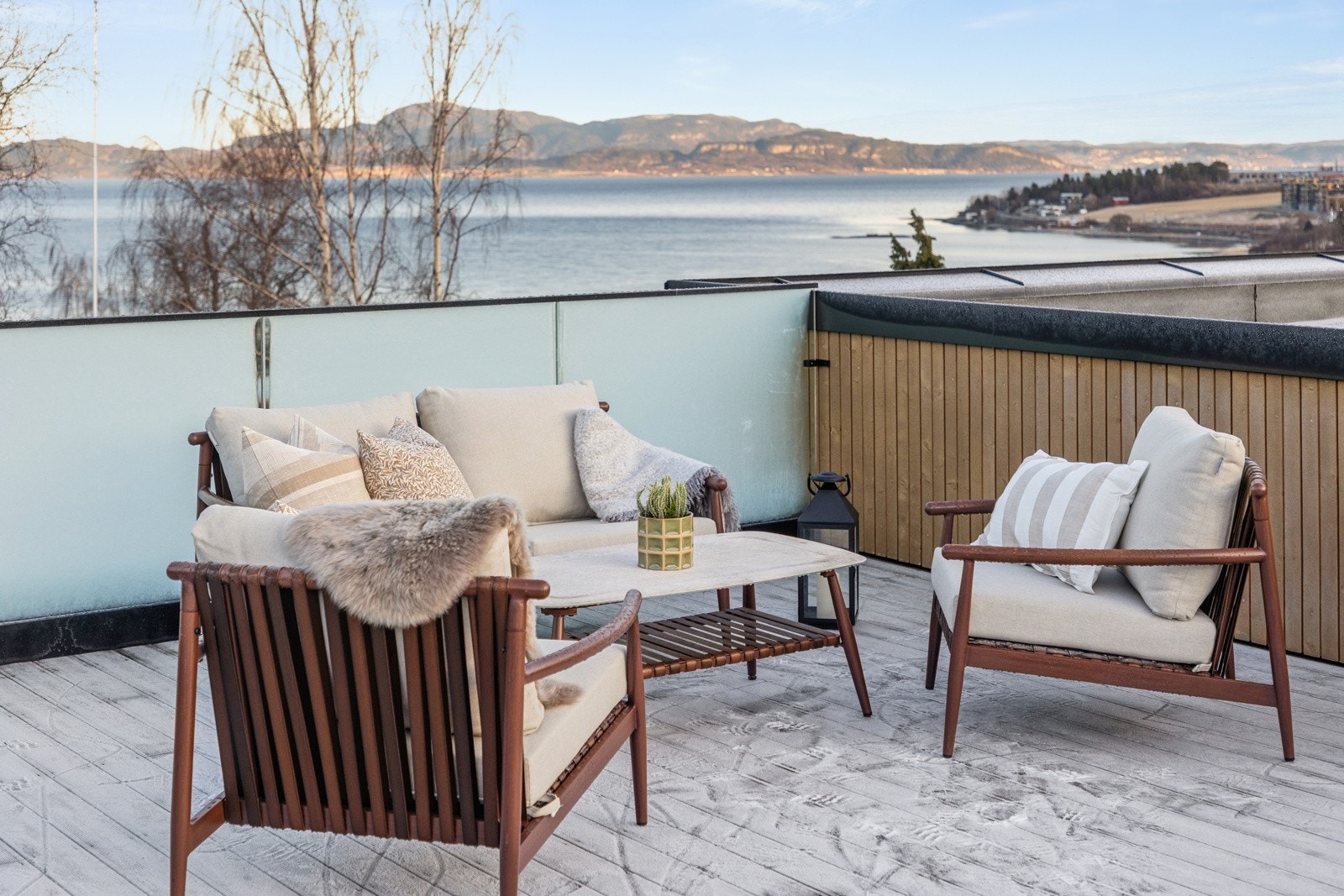 Her er det godt med plass til både utemøblement og grill. Galleribilde