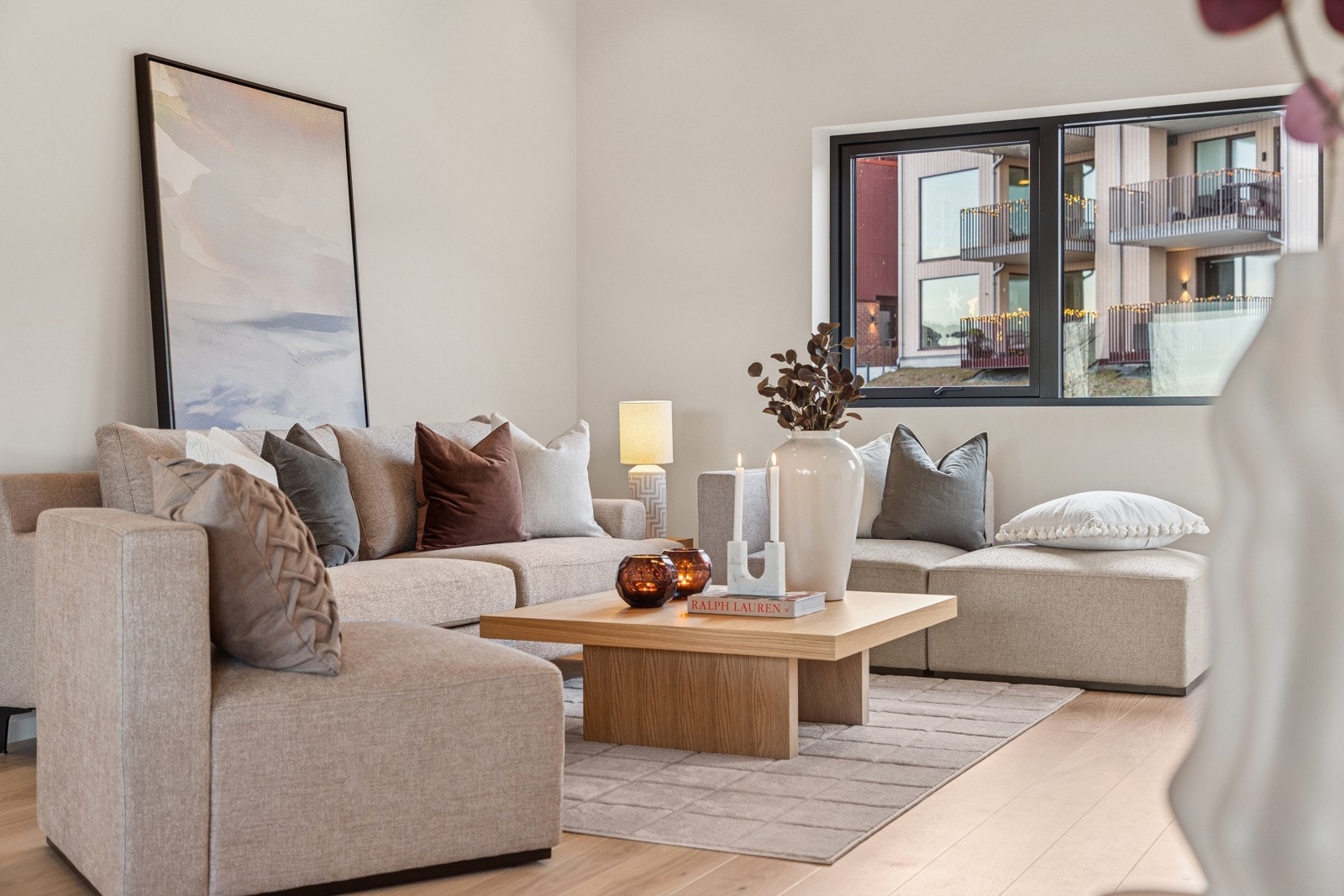 I boligens 2. etasje finner du en luftig og moderne stue- og kjøkkenløsning. Galleribilde