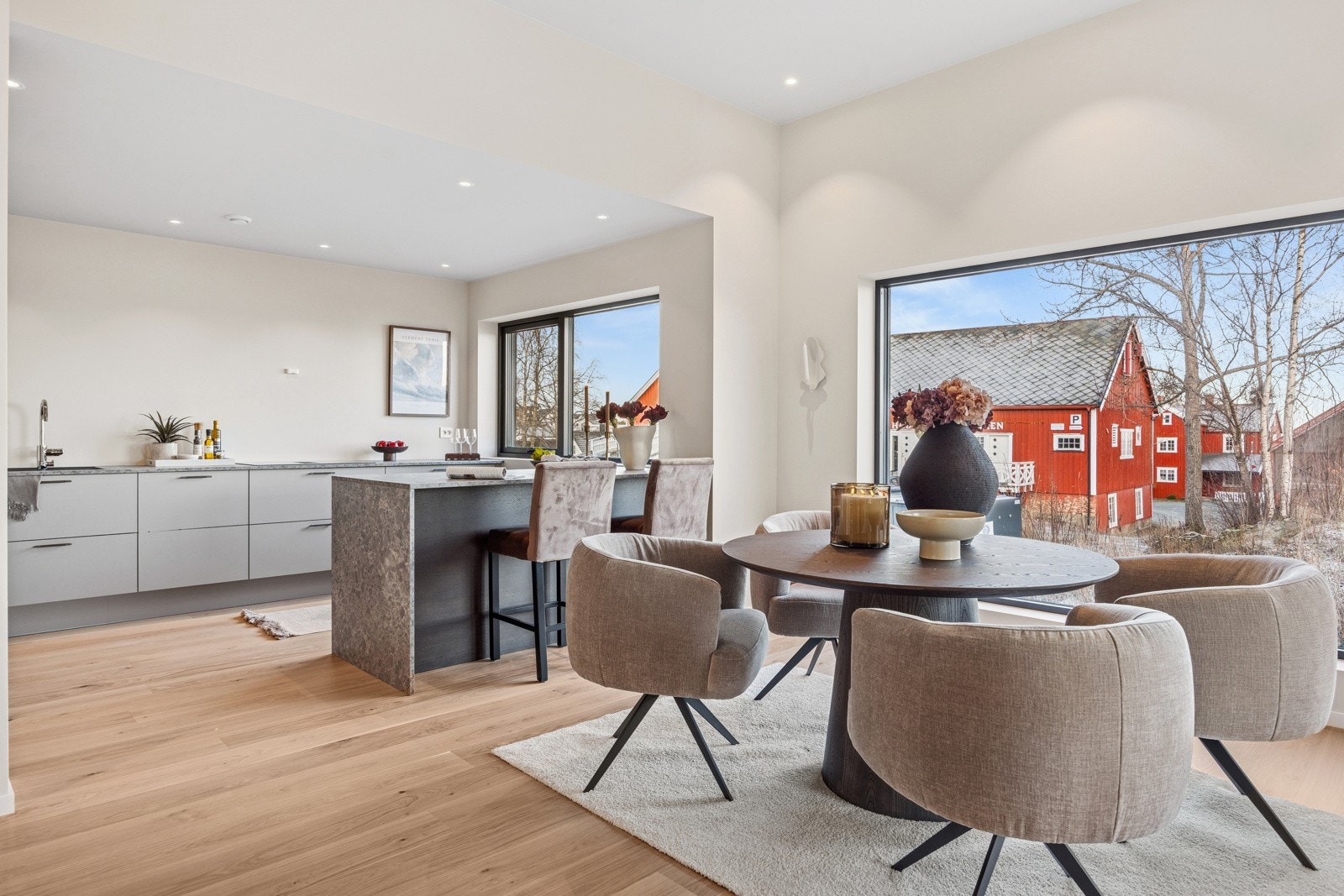 Med en sentral plassering mellom kjøkken og stue blir spisebordet et naturlig samlingspunkt og bidrar til en sosial romløsning. Galleribilde