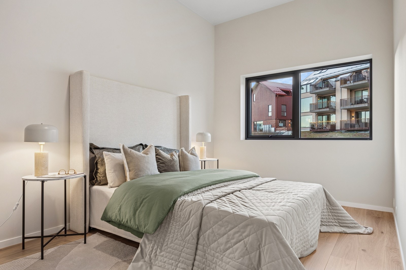 I 2. etasje ligger ytterligere to soverom, hvorav det ene har samme imponerende takhøyde som stuen. Galleribilde