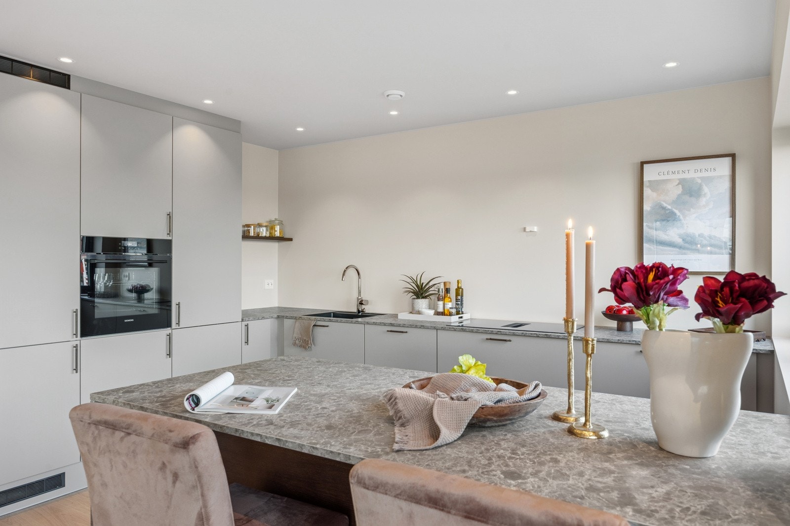 Boligen er moderne utformet av arkitekt og har en lang rekke gjennomtenkte kvaliteter. Galleribilde