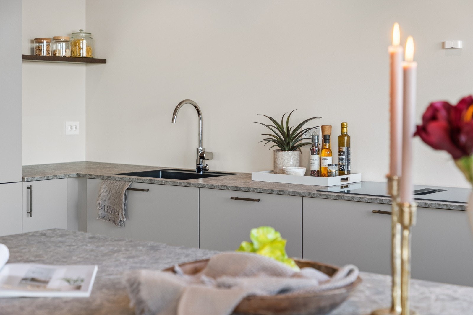 Kjøkkenet er utstyrt med integrerte hvitevarer som platetopp med integrert avtrekk, stekeovn i ståhøyde samt kombinert kjøle- og fryseskap pent skjult bak fronter. Galleribilde