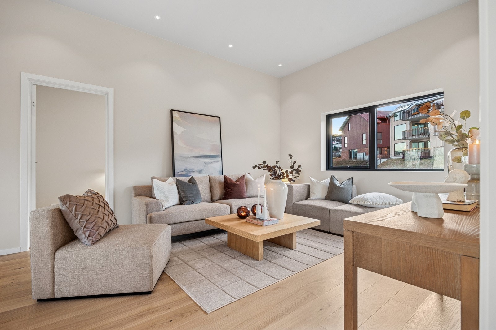 Takhøyde på hele 3 meter gir rommet en eksklusiv og åpen atmosfære. Galleribilde