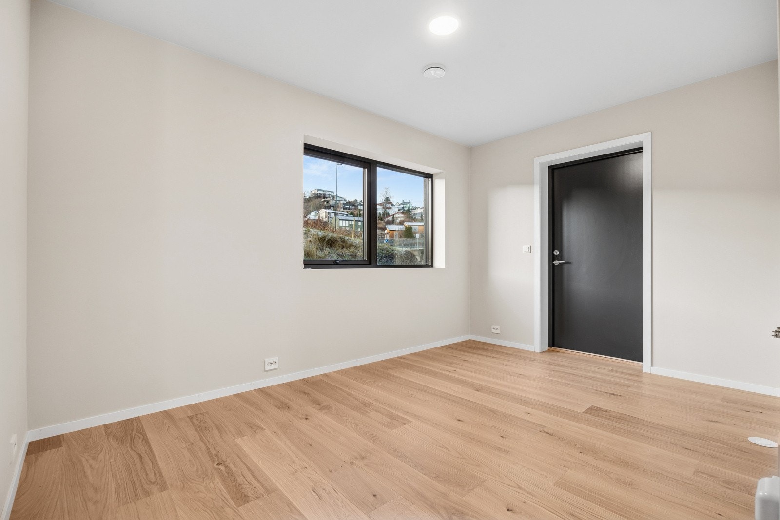 Boligen har mulighet for utleie/ungdomsavdeling med egen inngang, bestående av stue, soverom og bad. Utleie her gir en attraktiv leieinntekt på ca. kr 10000-13.000 per måned. Galleribilde