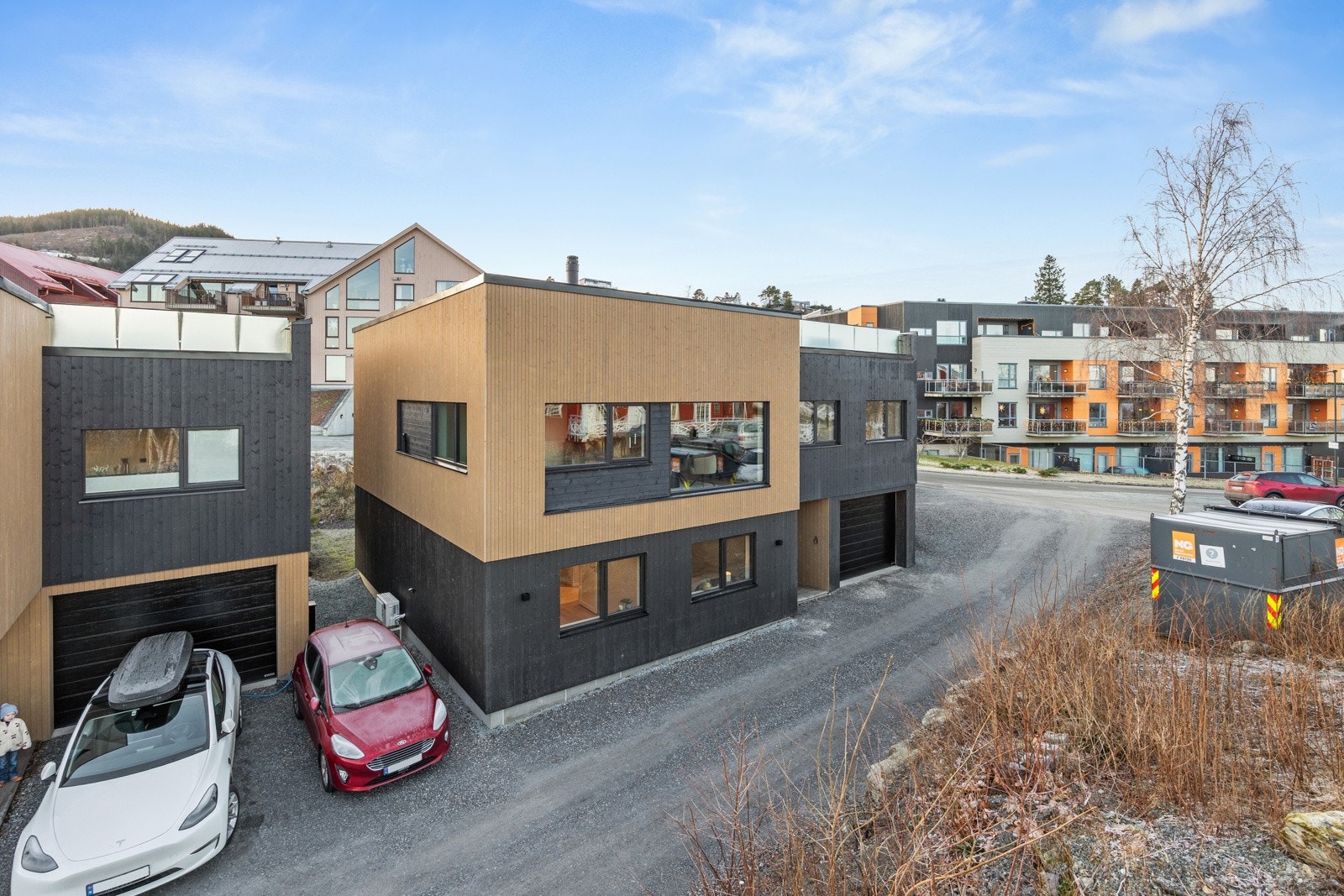 Boligen disponerer én parkeringsplass i garasje og én utendørs på siden av huset. Galleribilde