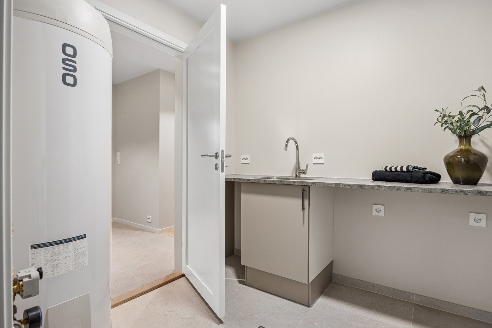 Boligen har et separat vaskerom med plass til både vaskemaskin og tørketrommel. Galleribilde