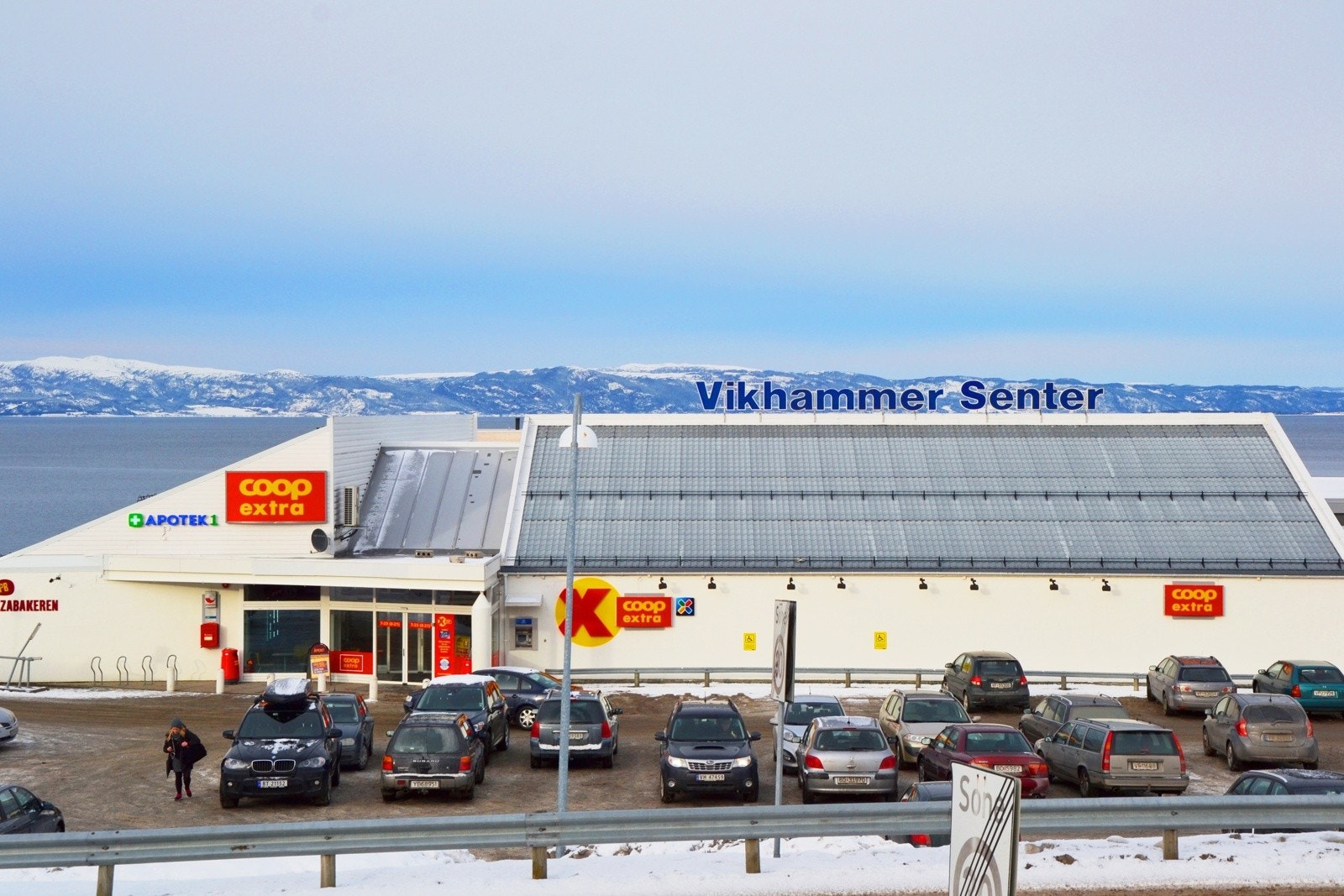 Vikhammersenteret kan by på dagligvare, Pizzabakeren, apotek og frisør. Ellers ligger Bunnpris Hundhamaren like ved som tilbyr søndagsåpen butikk. Galleribilde
