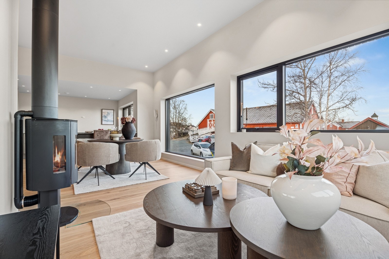 Stuen har store vindusflater som slipper inn rikelig med naturlig lys og byr på flott utsikt. Galleribilde