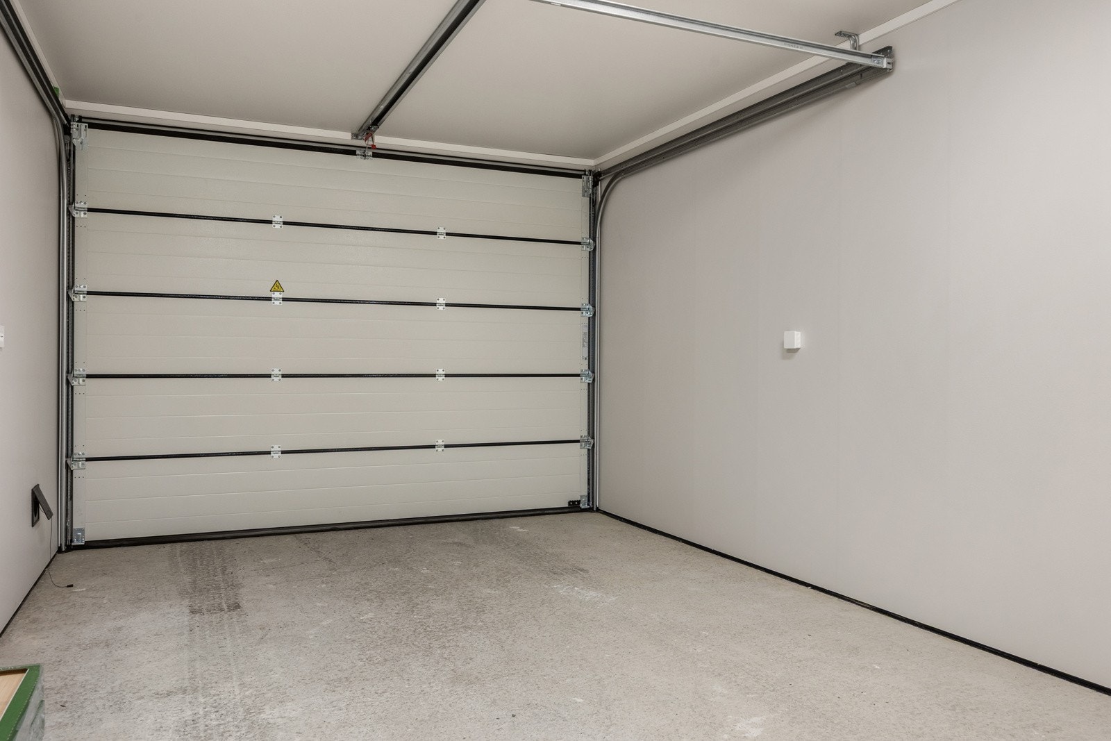 Fra entréen er det direkte adkomst til vaskerom med videre utgang til garasjen - en praktisk løsning i hverdagen. Galleribilde