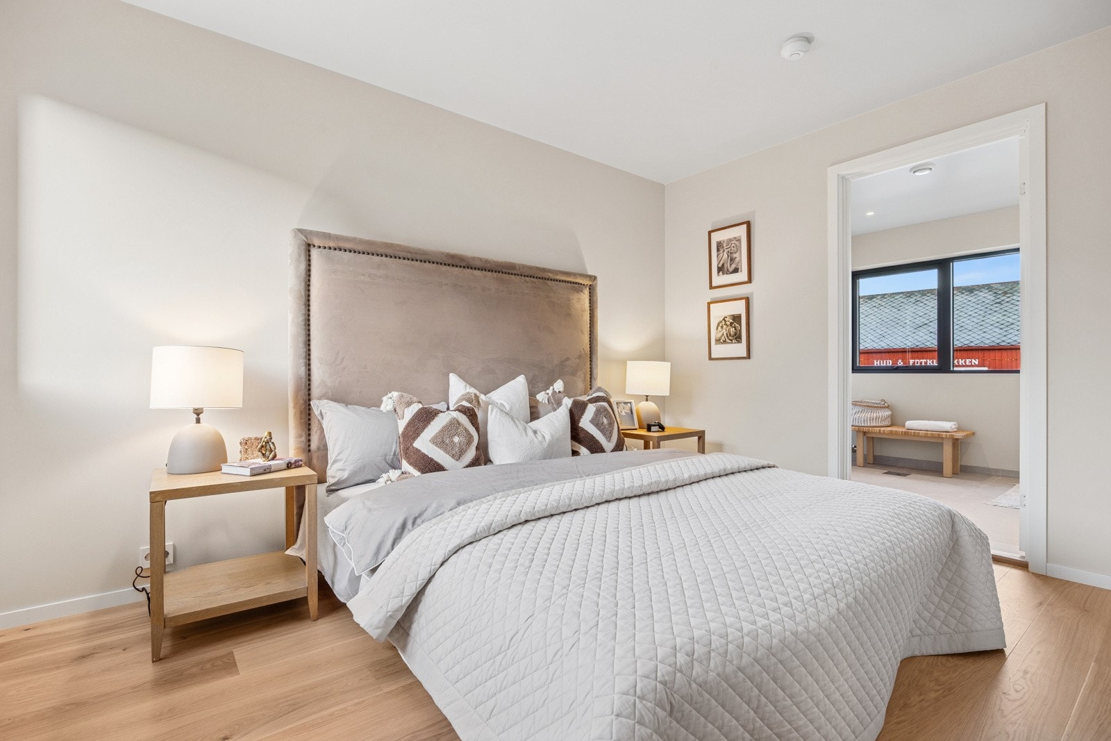 Boligens hovedsoverom ligger tilknyttet en egen walk-in garderobe, samt et en-suite bad. Galleribilde