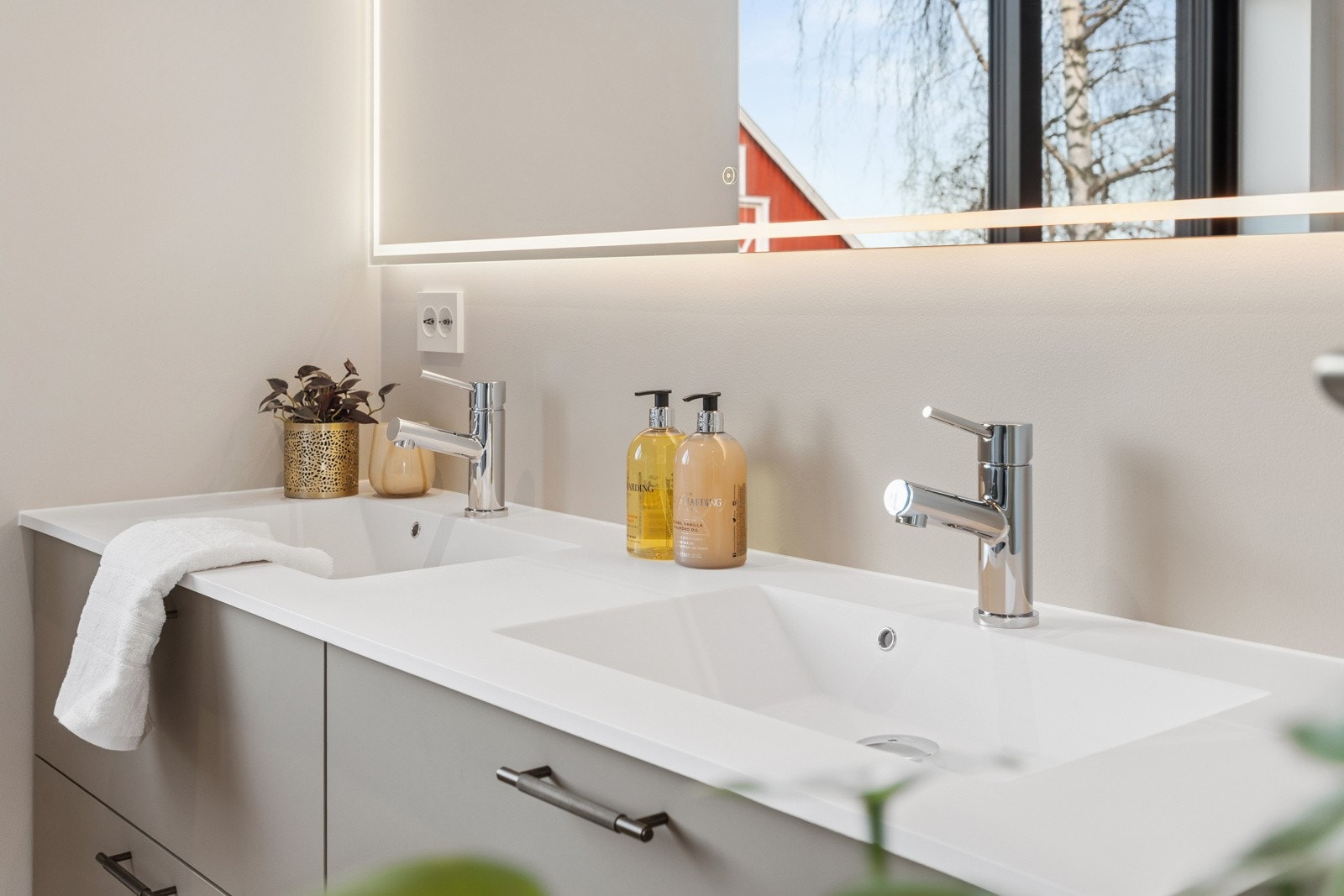 Badet er utstyrt med dusj, opplyst speil, toalett og dobbel servant. Galleribilde