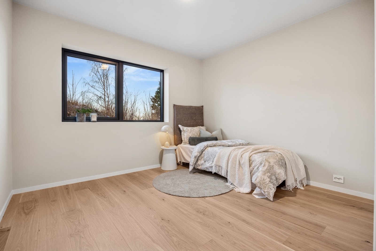 I 1. etasje finner du to gode soverom med fleksible bruksområder. Her er det godt med rom til innredning til både seng og øvrige møblement. Galleribilde