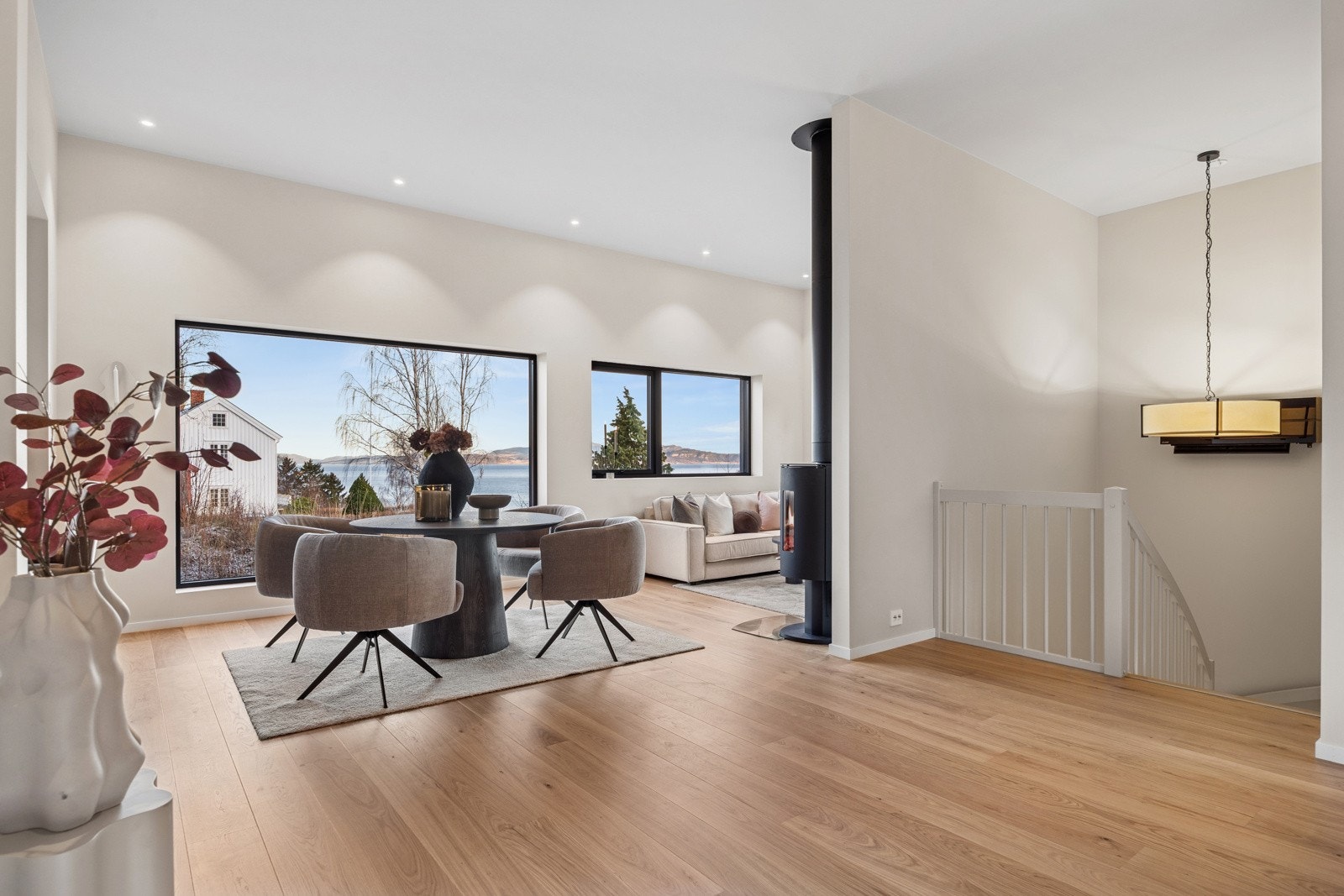 Stuen er utstyrt med både peisovn og varmepumpe, som gir lun varme året rundt. Galleribilde