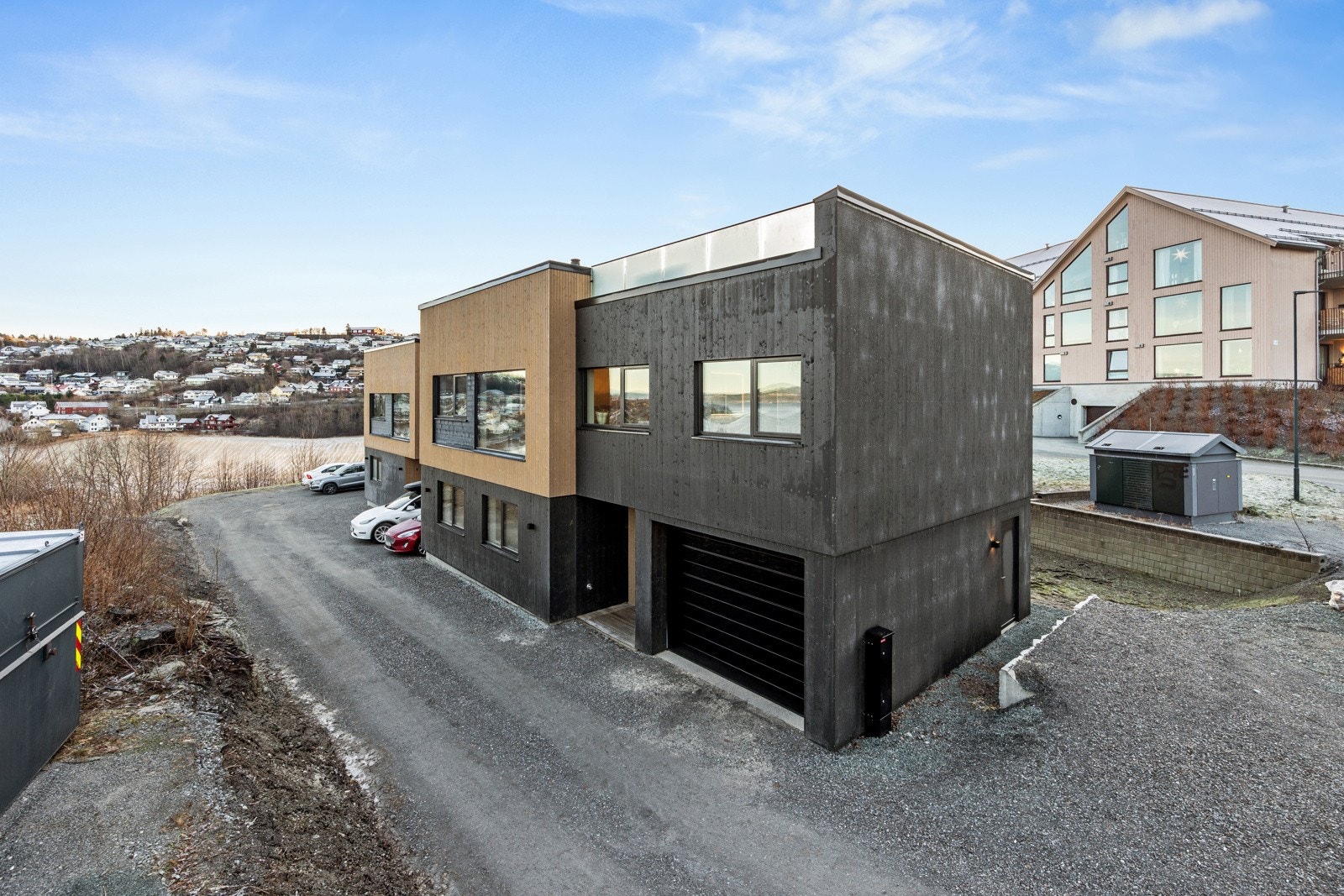 Bak boligen er det et hyggelig grøntområde med plass til blant annet trampoline - ideelt for barnefamilier. Galleribilde