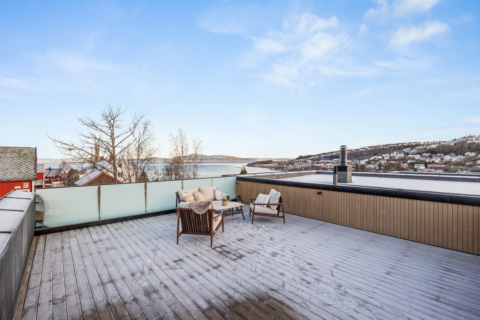 Den store takterrassen gir deg mulighet til å nyte solrike dager, utsikt og hyggelige kvelder i rolige omgivelser. Galleribilde