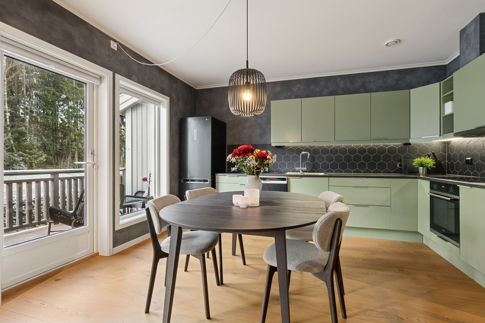 God plass til spisebord på kjøkkenet. Her kan man starte dagen med en god frokost. Galleribilde