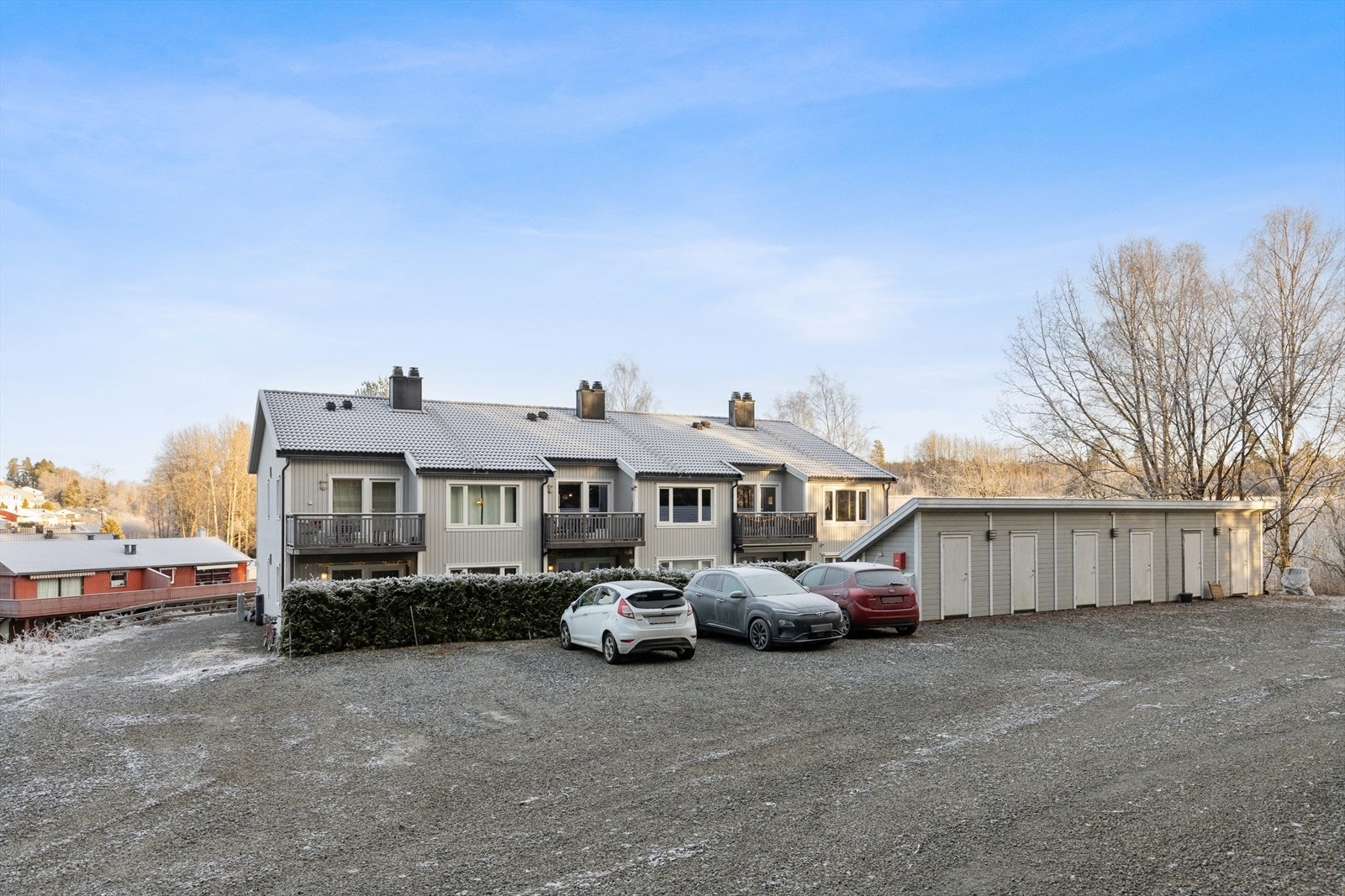 Hver leilighet har en fast parkeringsplass foran hekken. Galleribilde