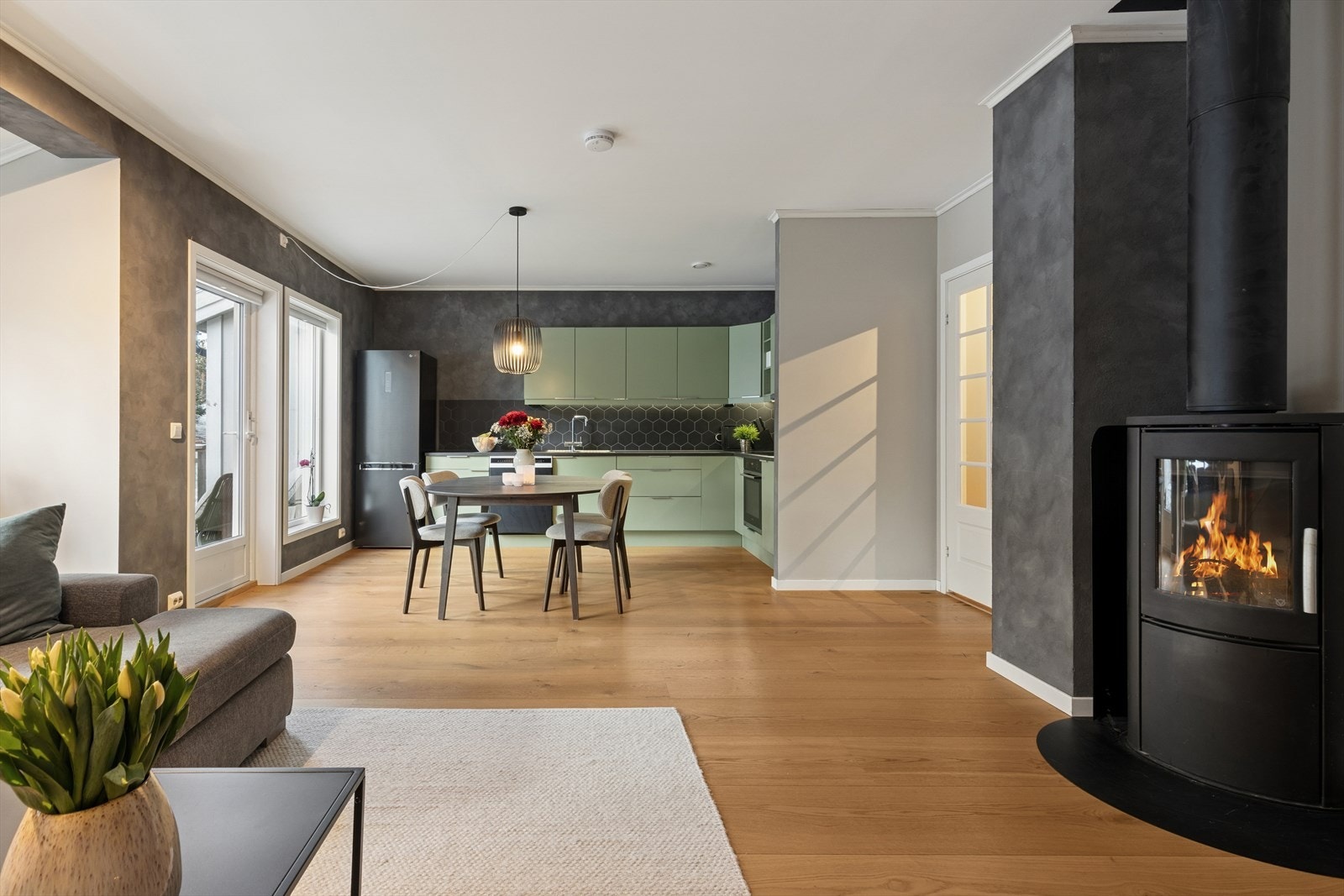 Stuen har store vindusflater som gir mye naturlig lysinnslipp og bidrar til en behagelig romfølelse. Åpen løsning mot kjøkken. Galleribilde