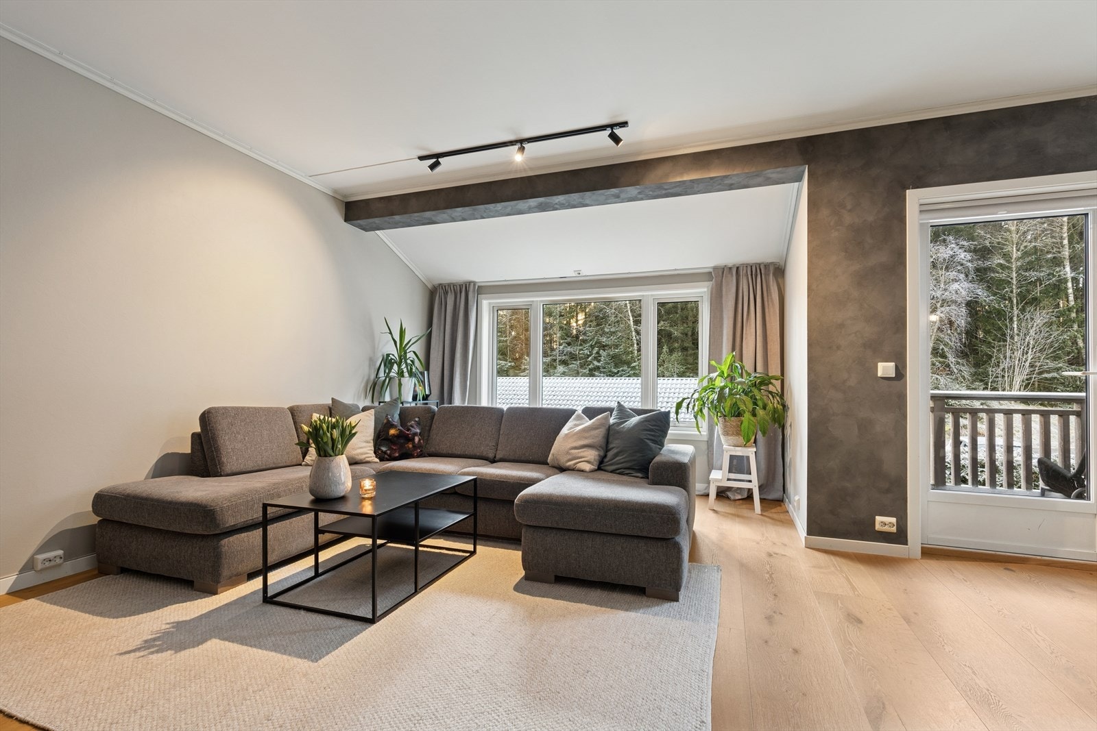 Store vinduer er med på å slippe inn mye naturlig lys og skape en luftig atmosfære. Galleribilde