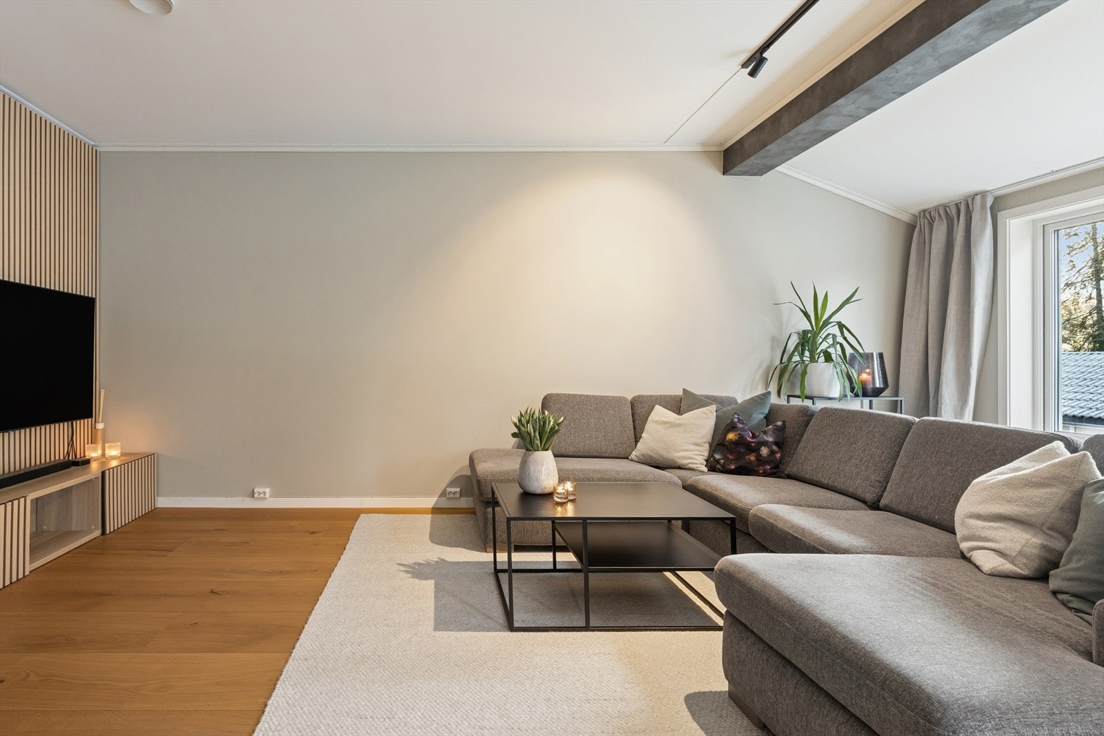 Lys og trivelig stue med romslig og fin sofagruppe. Galleribilde