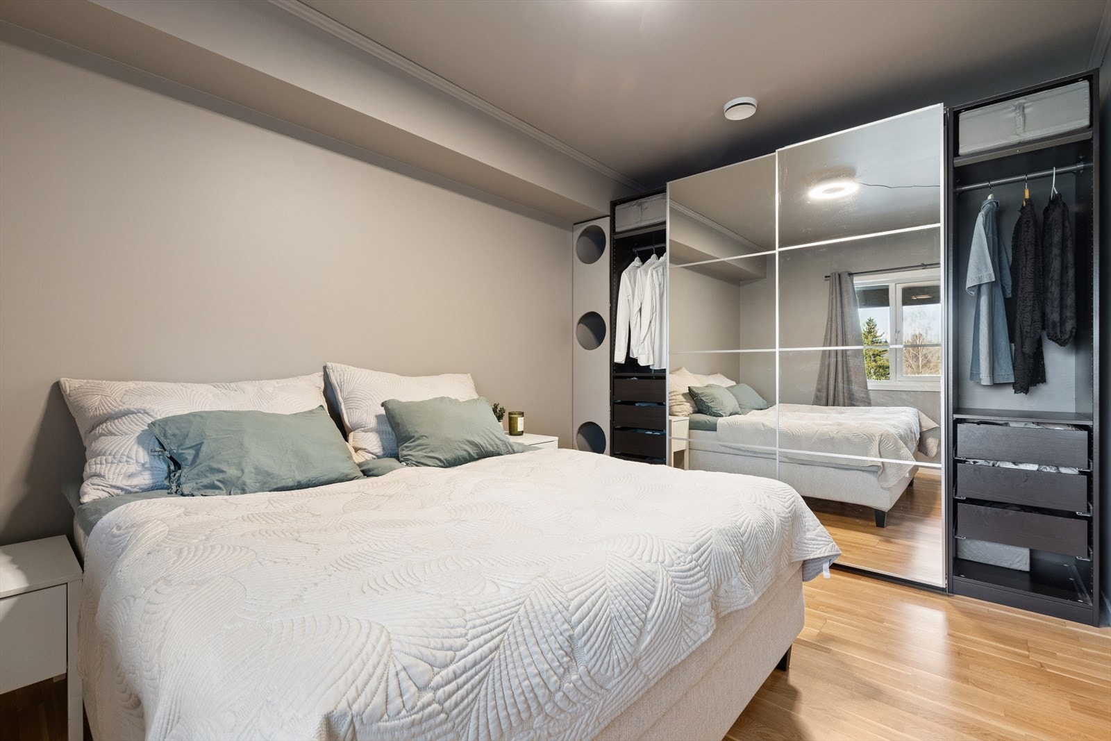Koselig og romslig soverom med god plass til dobbeltseng. Plassbygd speil-/skyvedørsgarderobe. Galleribilde