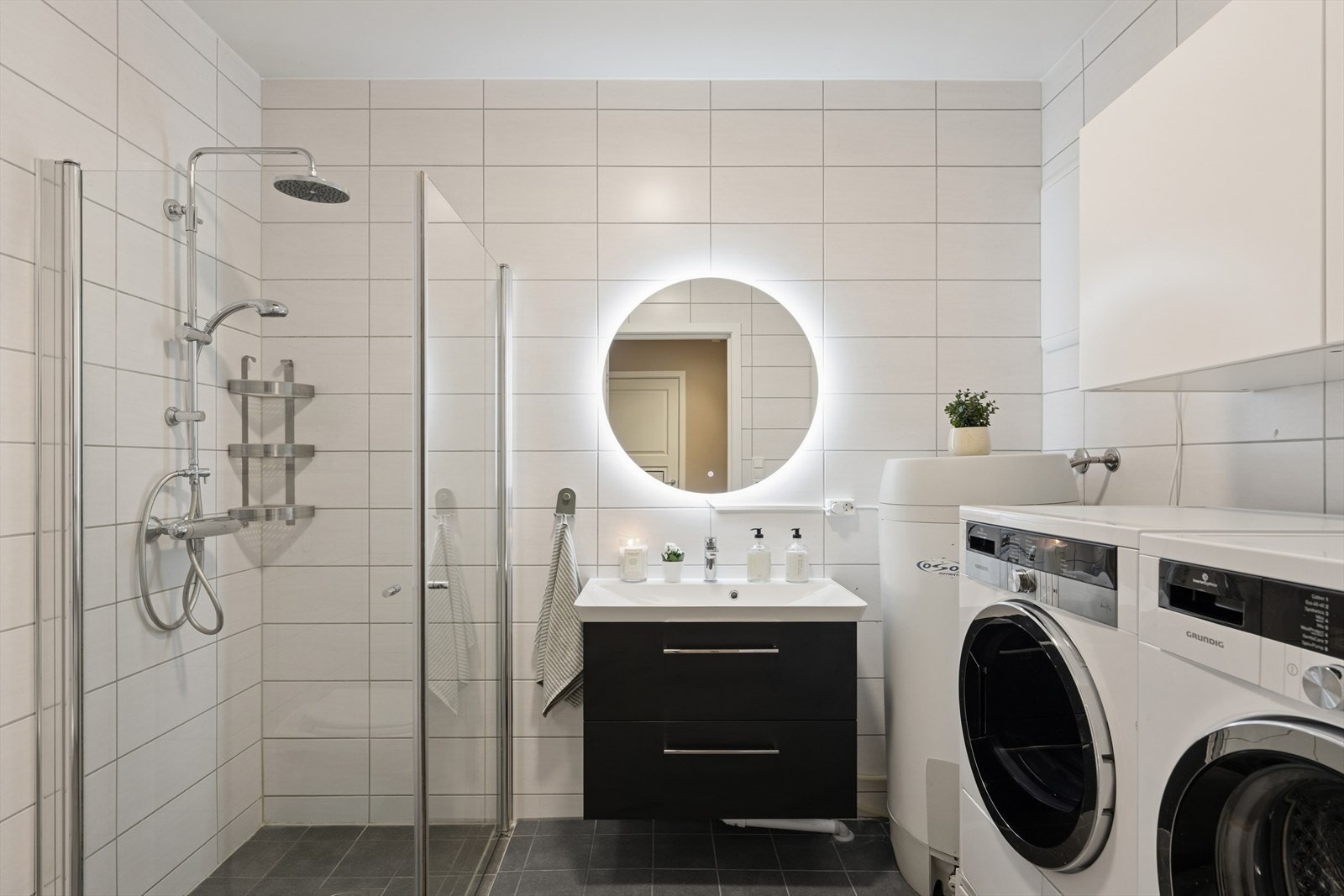 Ny baderomsinnredning og speil. Galleribilde