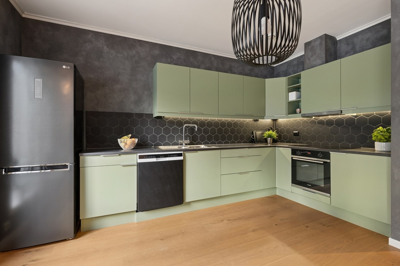 Kjøkkenet er utstyrt med kjøkkeninnredning, laminat benkeplate, flis over benk, utslagsvask, kjøkkenventilator og opplegg for oppvaskmaskin. Galleribilde