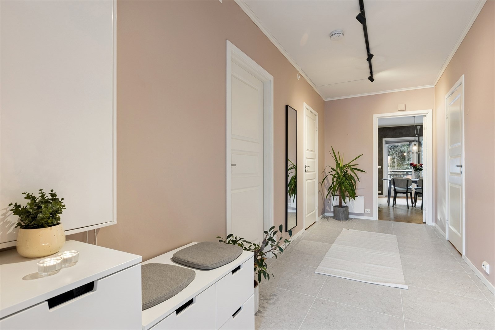 Lys og trivelig entré som får deg til å føle deg hjemme fra første stund. Her er det god plass til å henge av seg klær og sette fra seg sko. Galleribilde