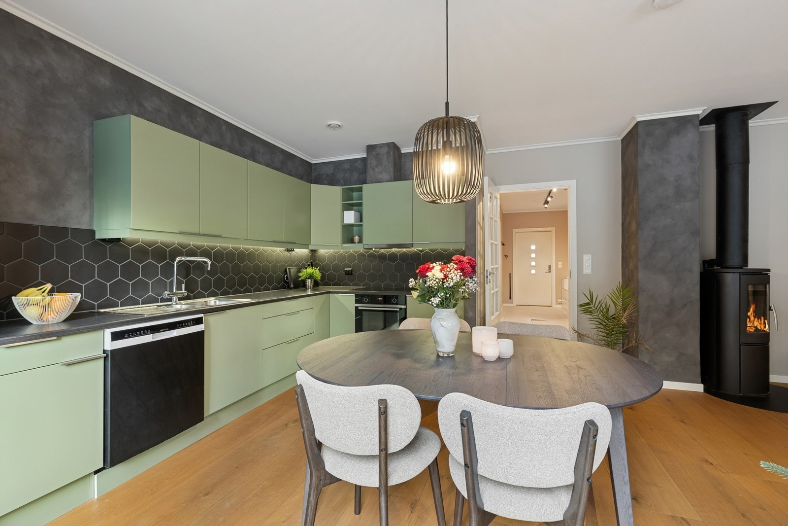 Stilrent kjøkken med rikelig med skap-/benkeplass. Galleribilde