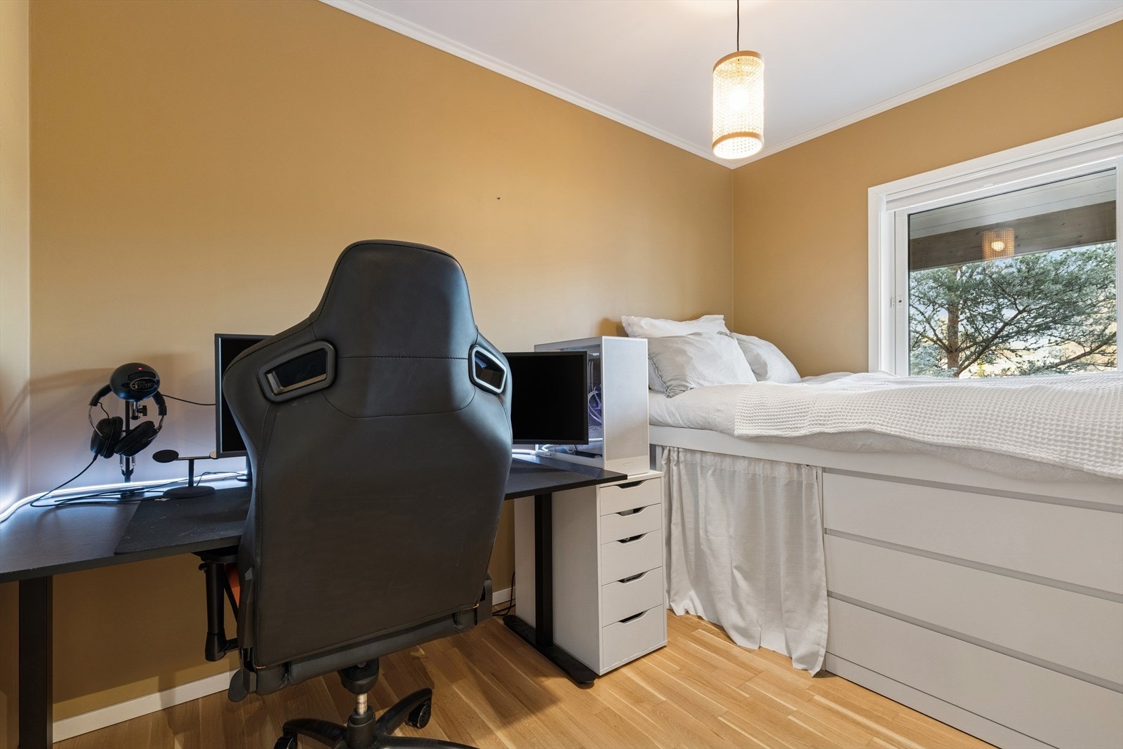 Allsidig gjeste-/soverom med arbeidsplass for hjemmekontor. Galleribilde