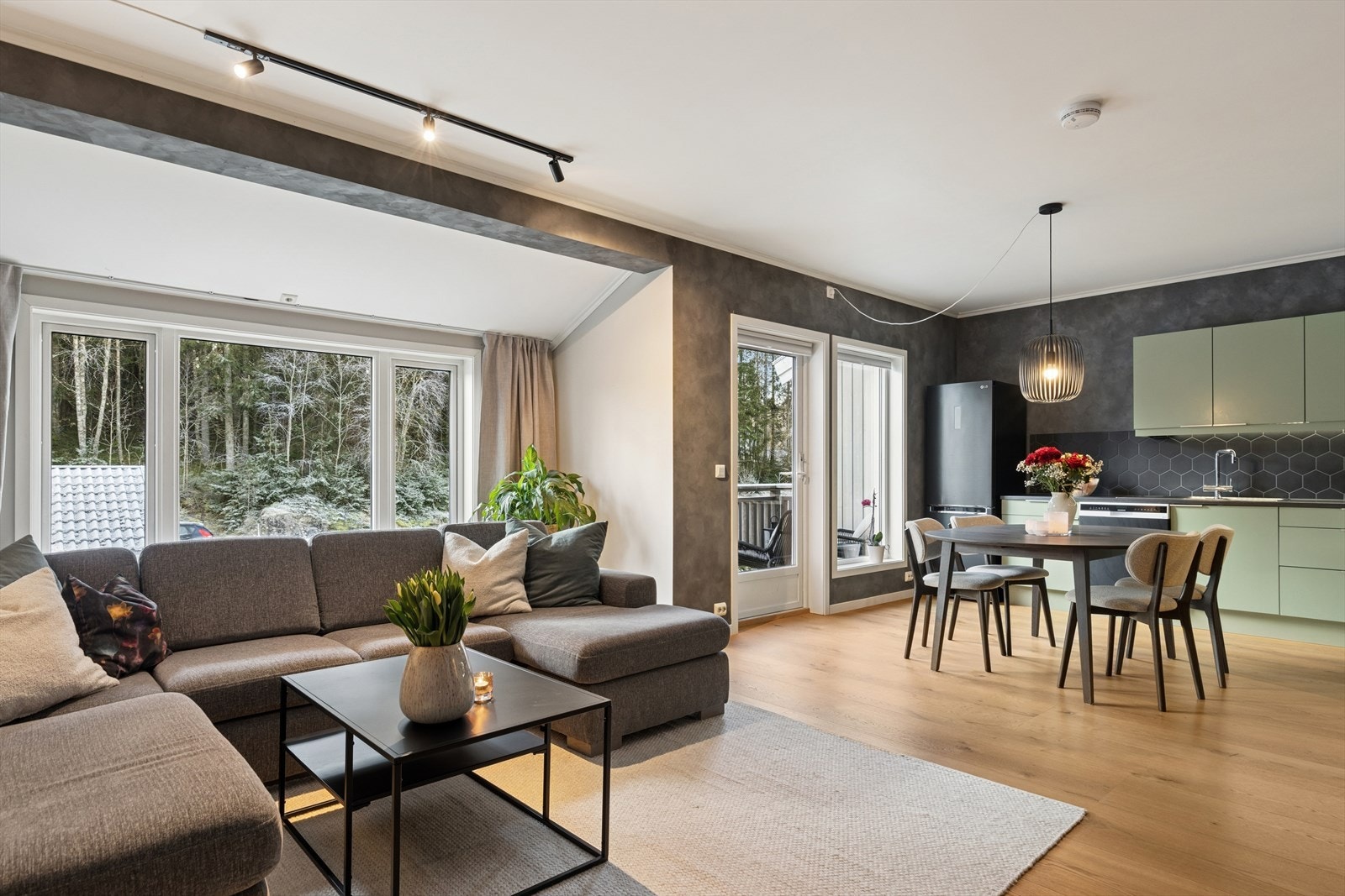 Stuens gode størrelse gir deg flere alternativer mtp. møblering. Galleribilde