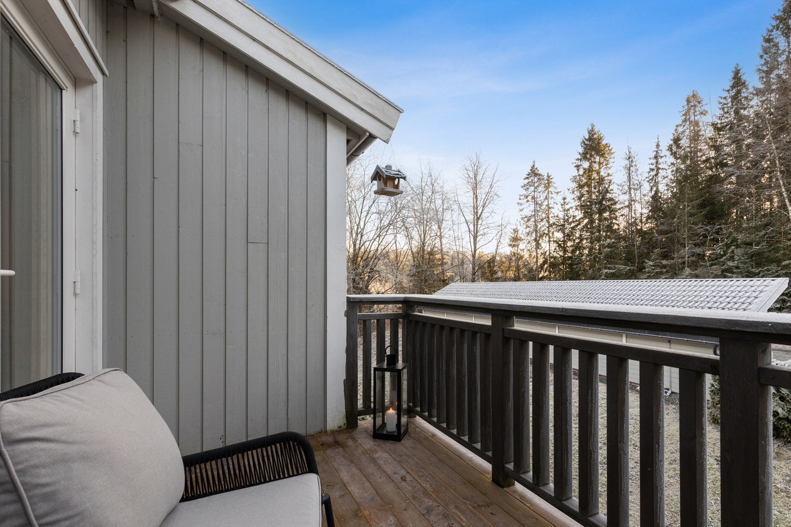 Romslig balkong med naturlig utsikt. Galleribilde