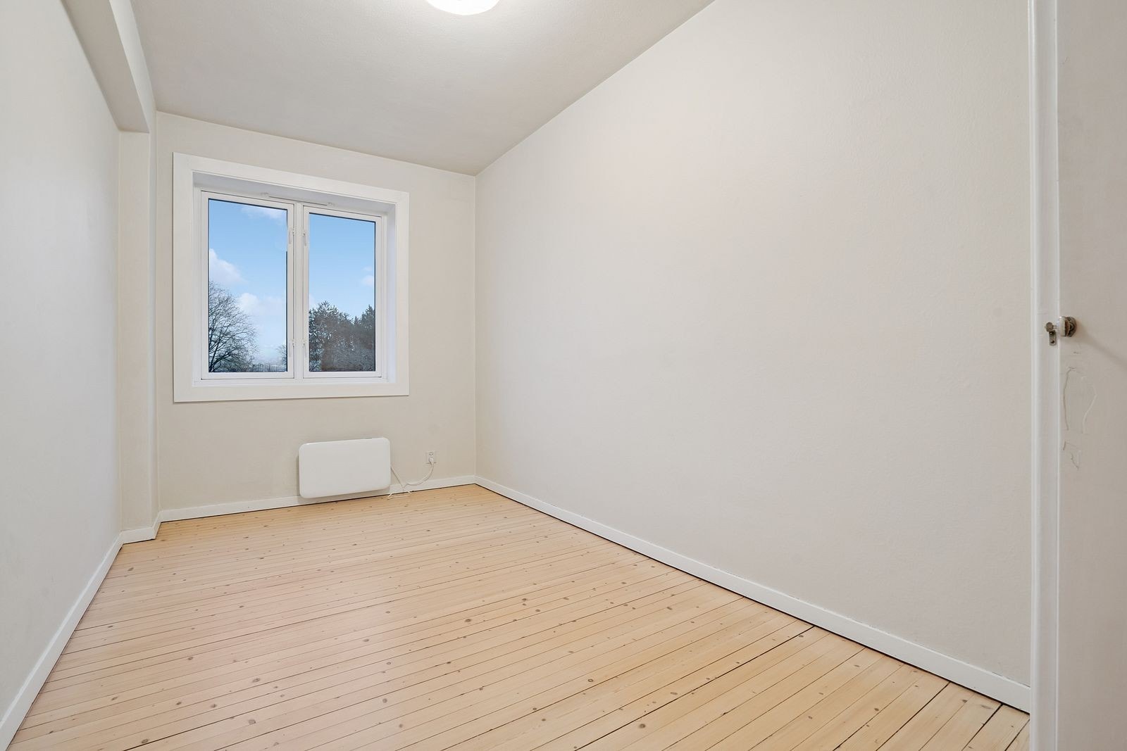 Det andre soverommet er også romslig med plass til dobbelstseng og garderobeskap. Galleribilde