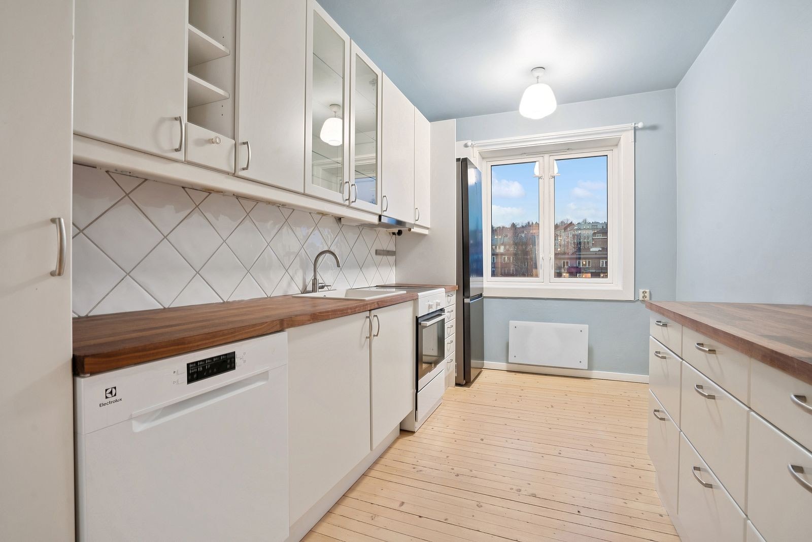 Separat kjøkken modernisert i 2025. Galleribilde