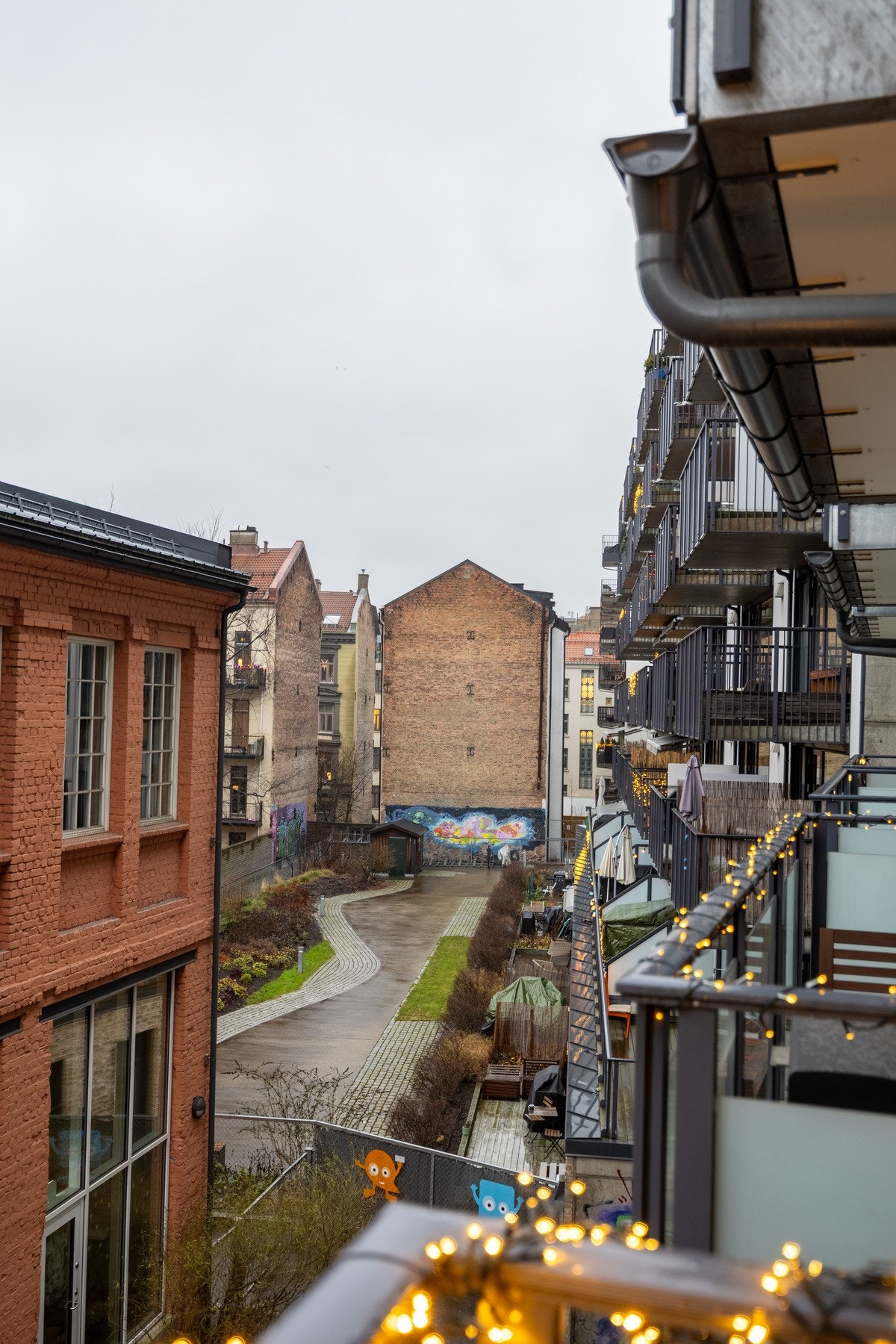 Hele leiligheten er vendt mot rolig bakgård. Solrik vestvendt balkong på hele 8 kvm. Galleribilde