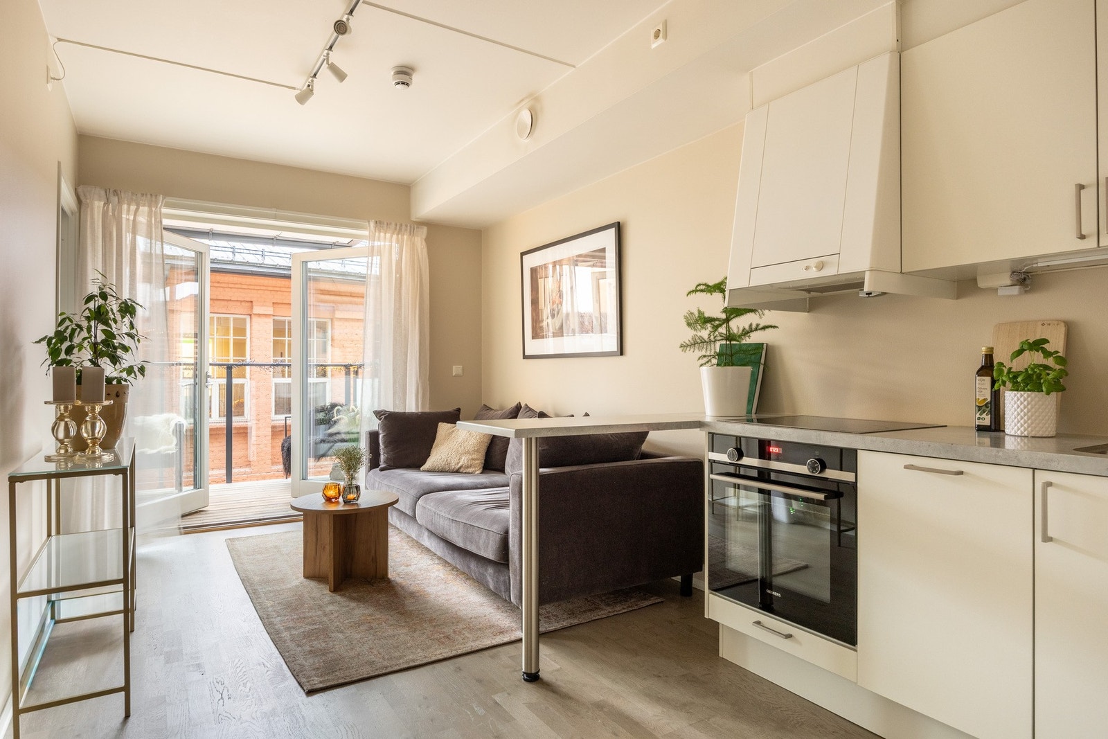 Praktisk planløsning med åpen kjøkkenløsning vendt mot stue. Galleribilde