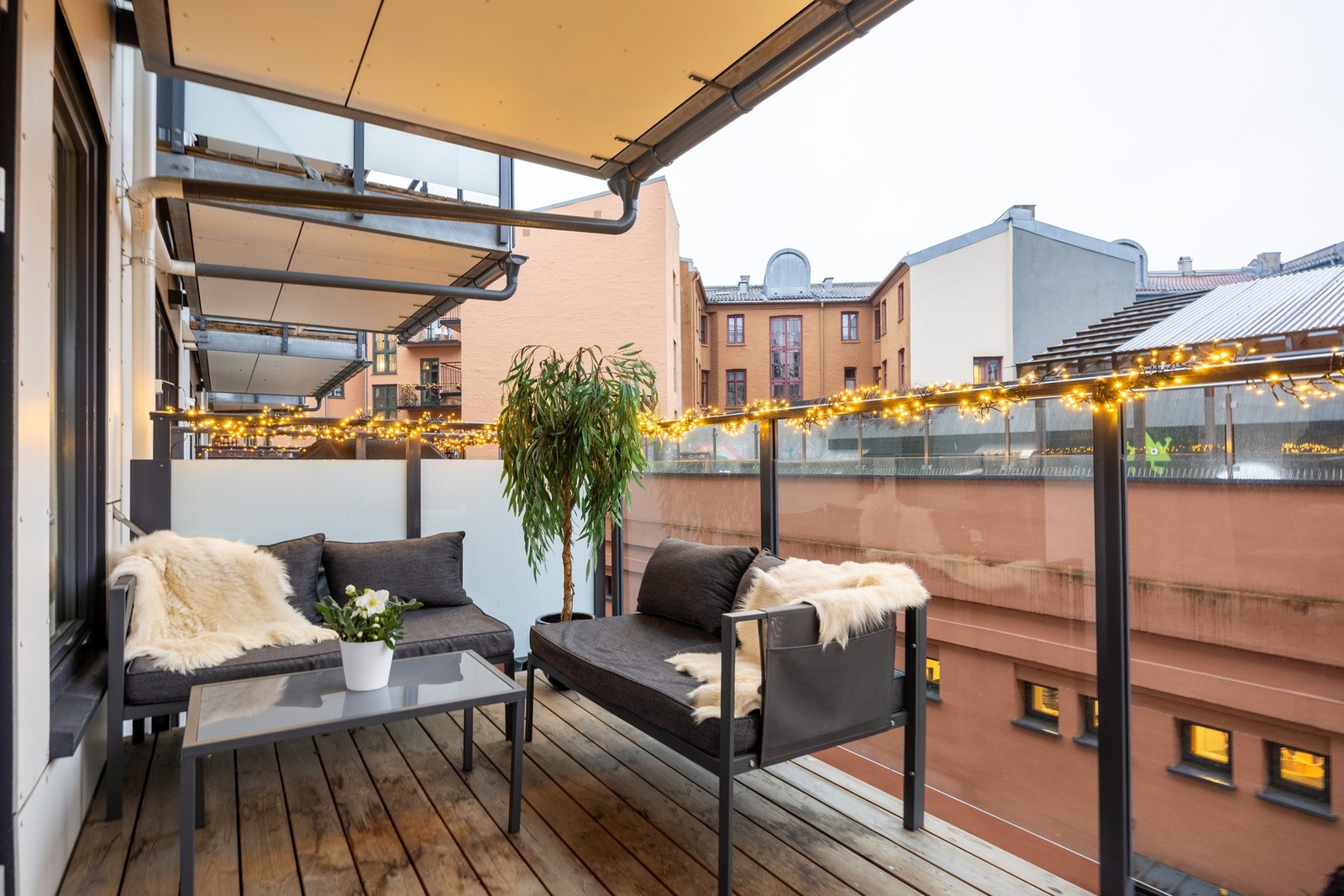 Sentral 2-roms (fra 2017) i 3. etasje med heis, solrik balkong og felles takterrasse. Hele vendt mot rolig bakgård. Galleribilde