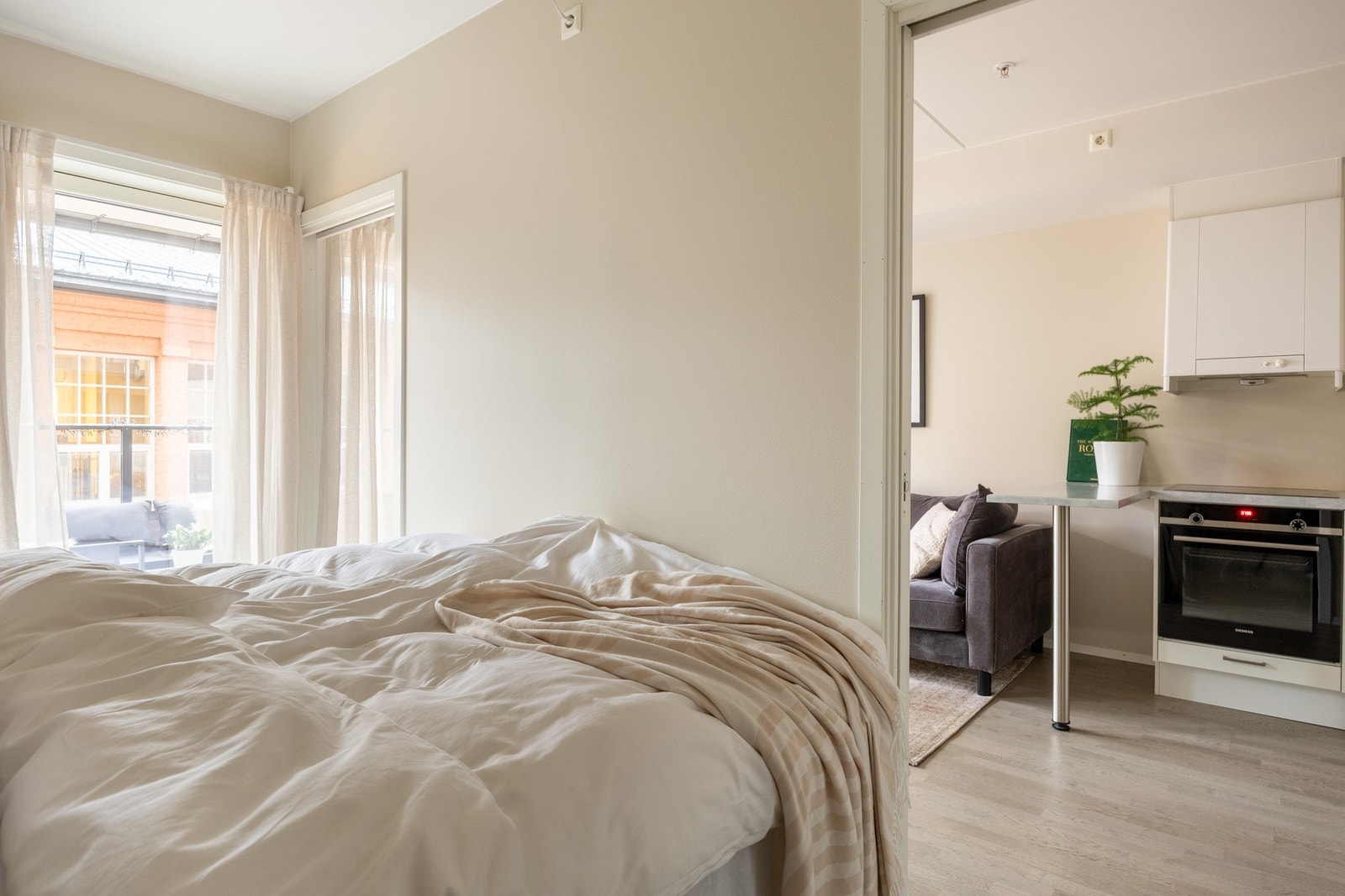 Lunt soverom vendt mot rolig bakgård. Galleribilde