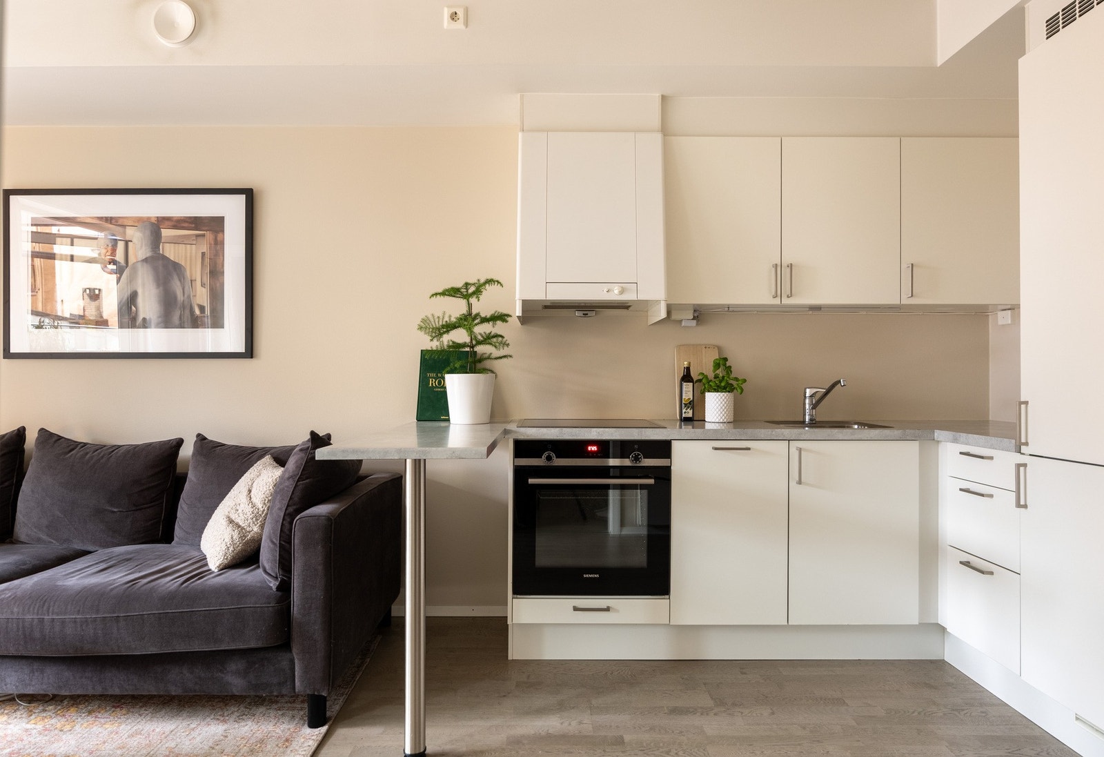 Lys og luftig kjøkken med praktiske løsninger samt godt med både skap- og benkeplass. Galleribilde