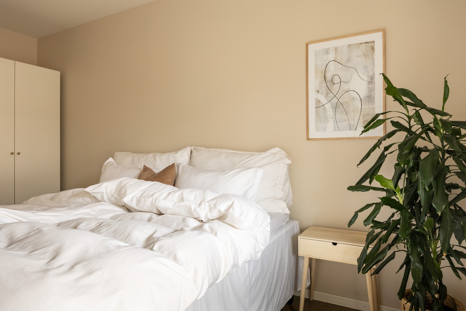 Enkelt innredes med stor dobbelseng samt garderobeløsning. Galleribilde