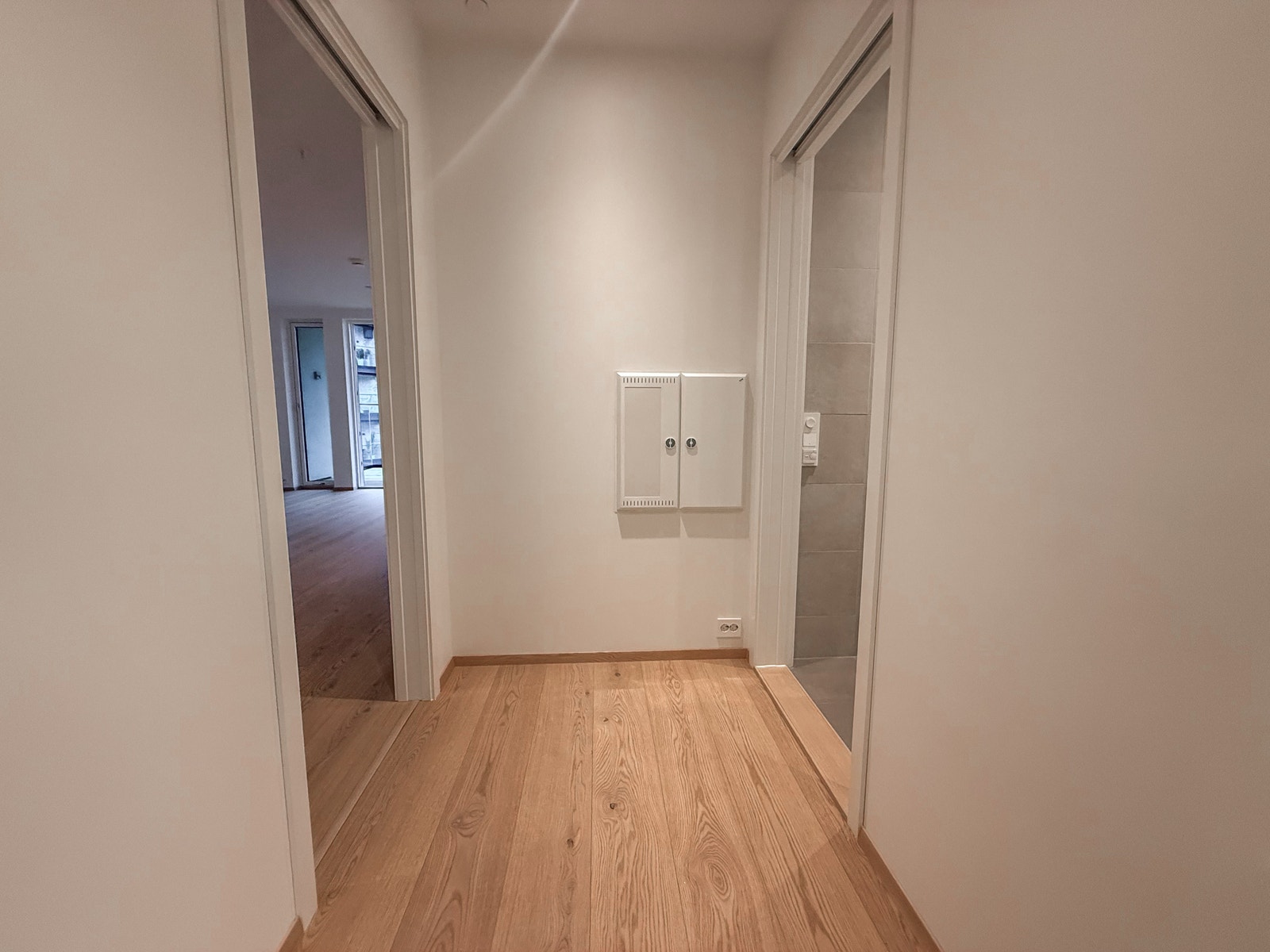 Velkommen inn! Praktisk gjestebad til høyre Galleribilde