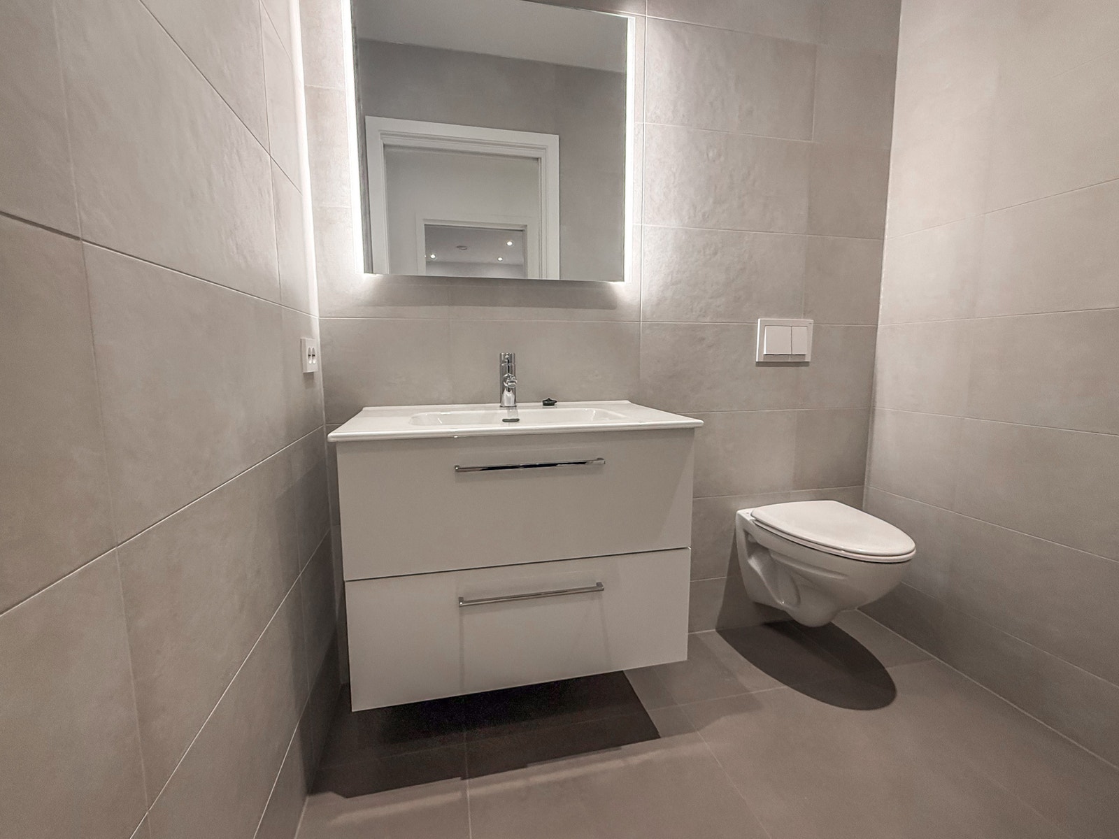 Gjestetoalett lokalisert i gang Galleribilde