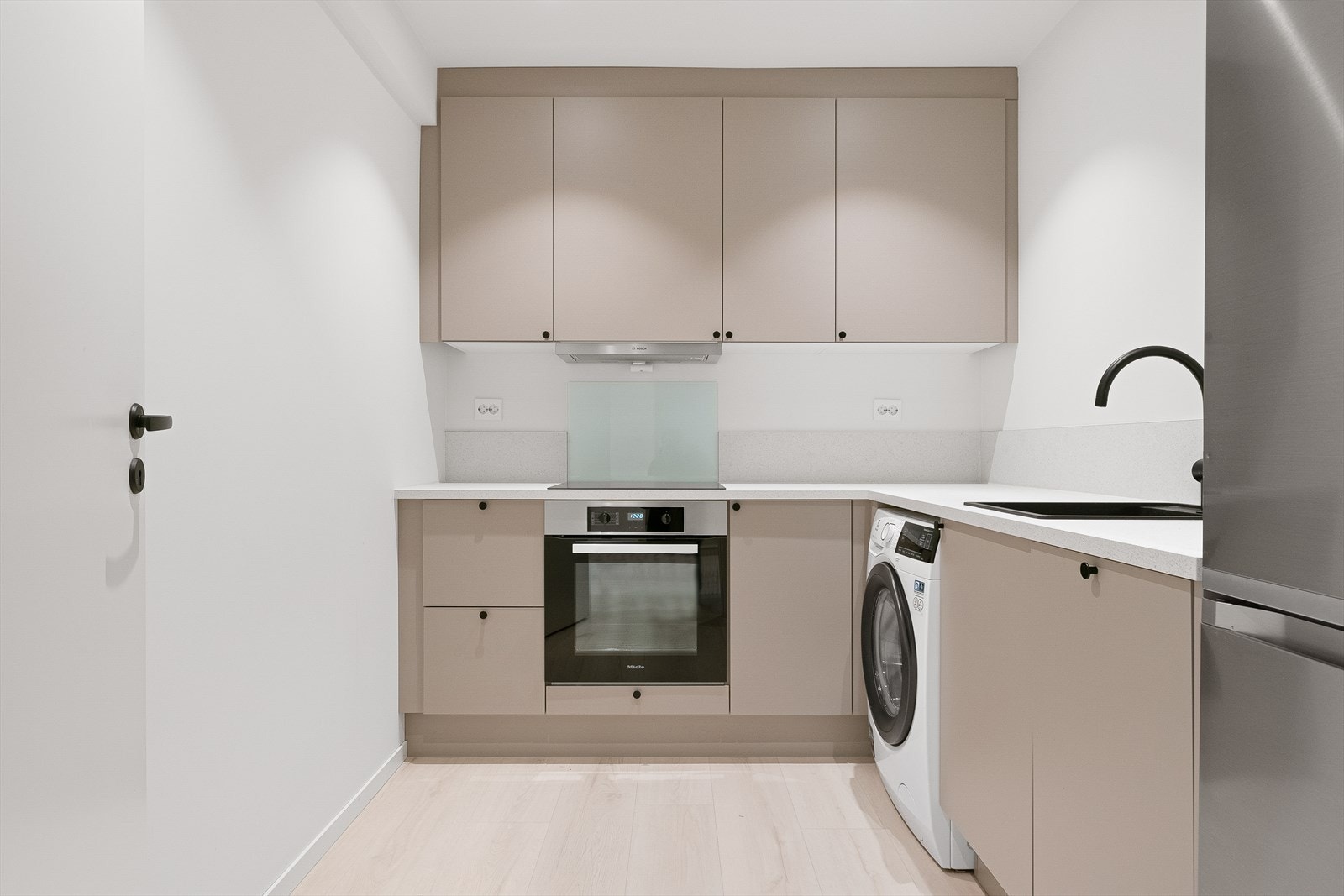 Kjøkken med integrerte hvitevarer Galleribilde