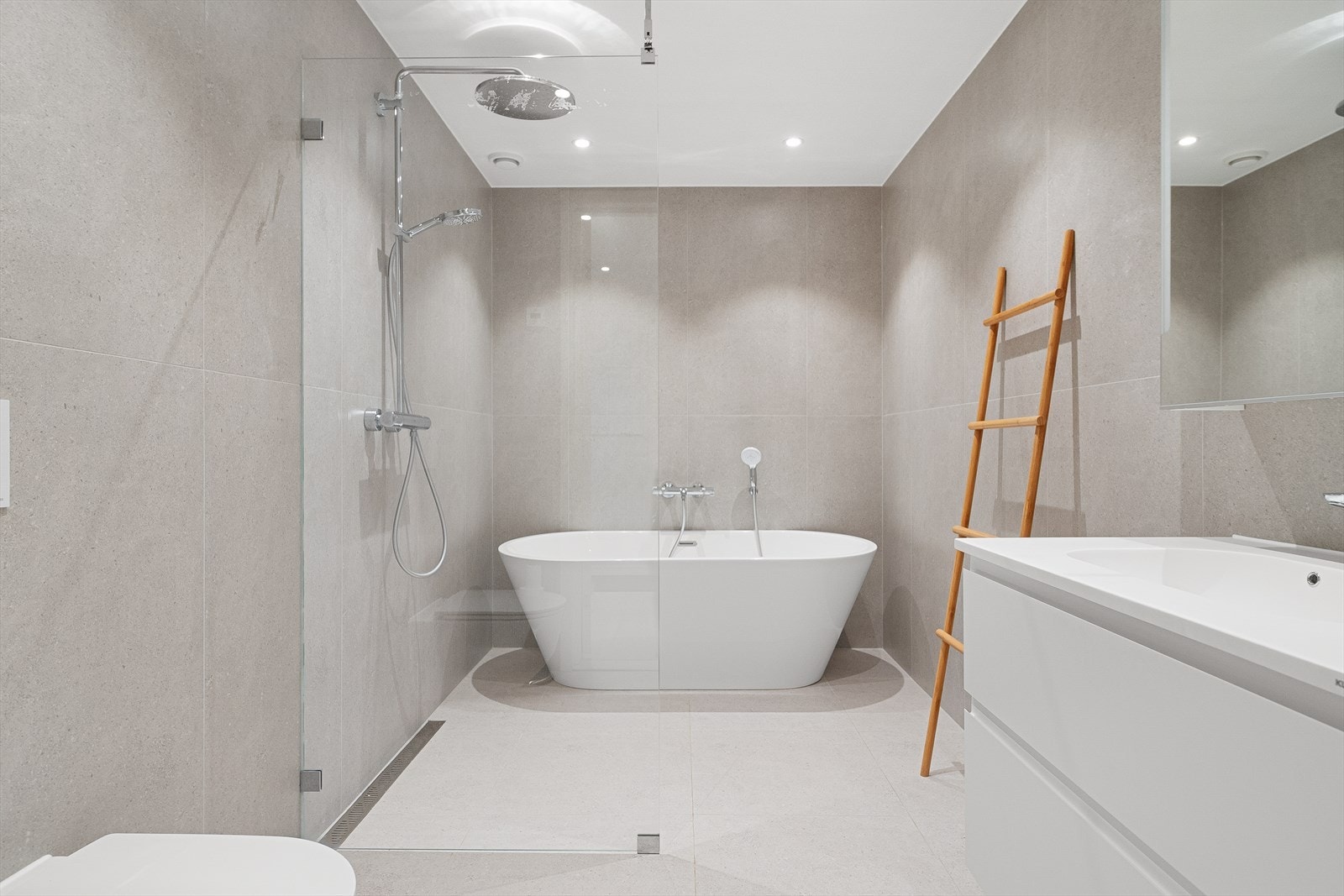 Lekkert bad med separat badekar og dusj Galleribilde