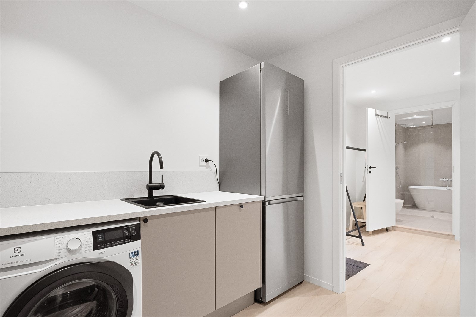 Kjøkken med alle hvitevarer Galleribilde