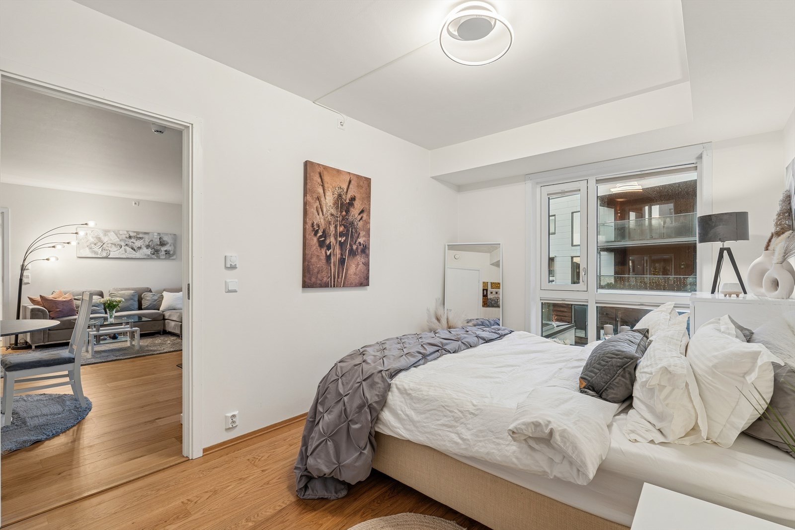 Her har man god plass til å møblere med dobbeltseng. Galleribilde