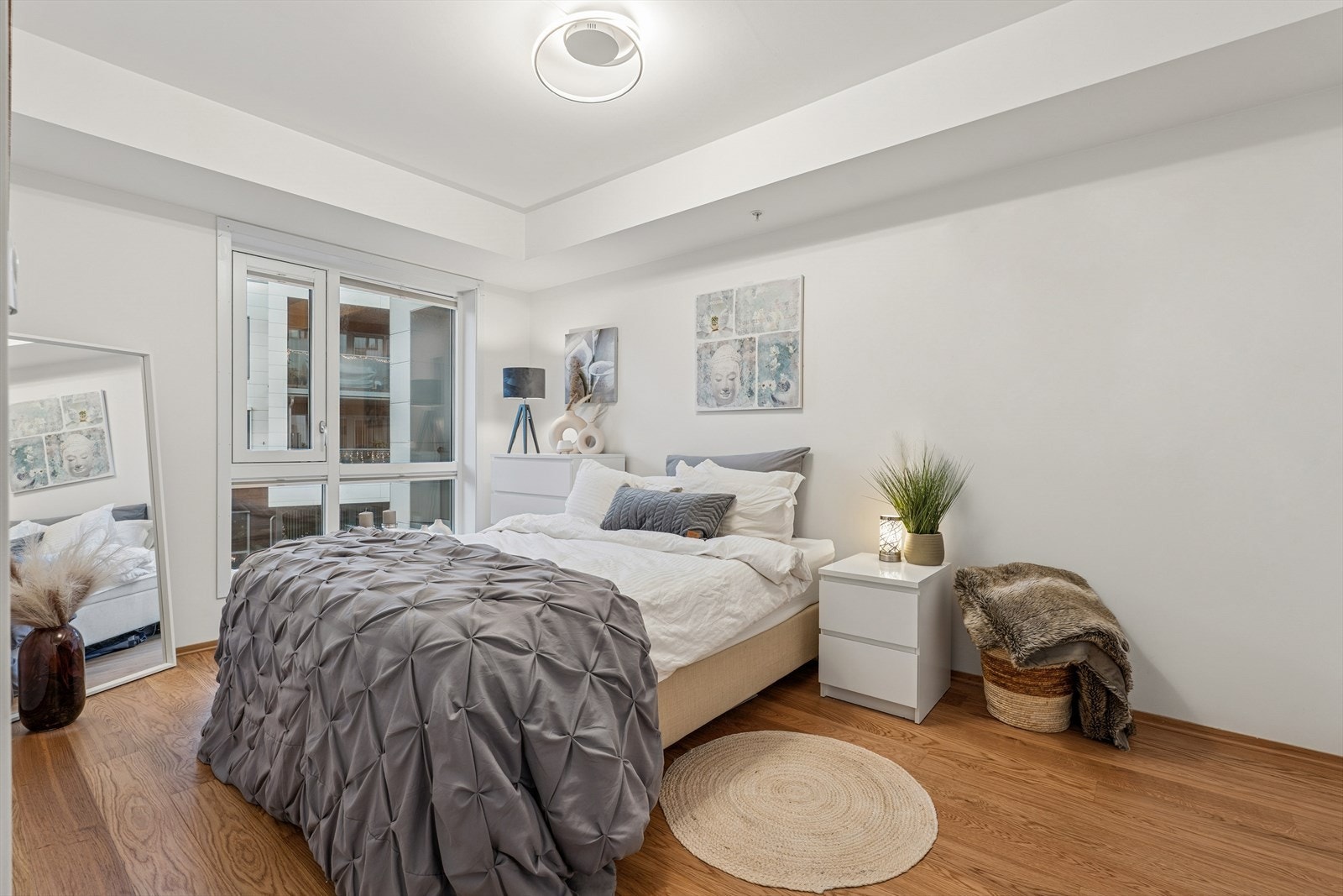 Hovedsoverommet har direkte tilkomst til baderommet og en bod som i dag er innredet som garderoberom. Galleribilde