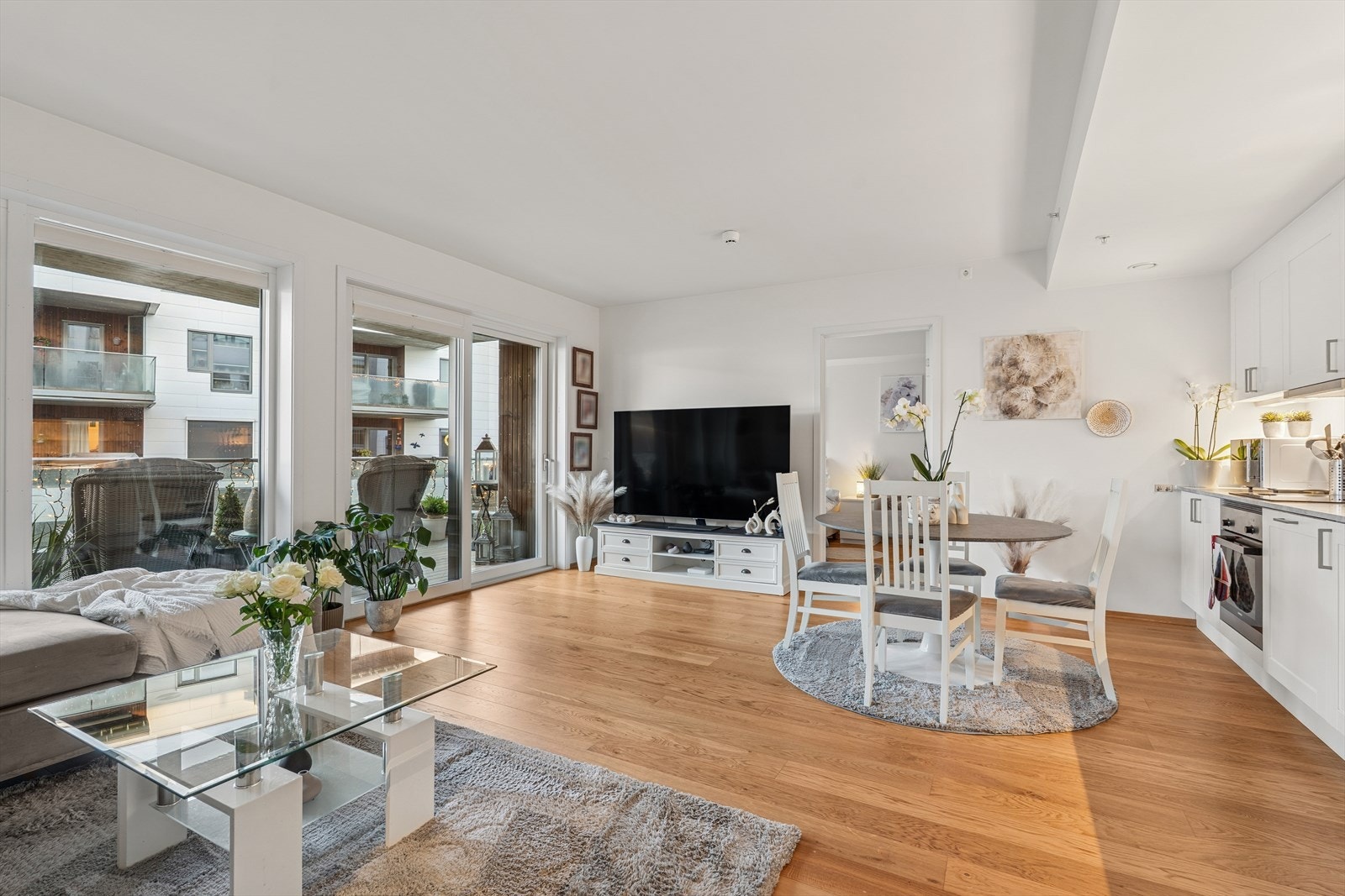 Leiligheten ligger i byggets andre etasje og har enkel adkomst med heis. Stue og kjøkken ligger i åpen løsning. Et lyst og innbydende rom med store vindusflater som sørger for rikelig med naturlig lys. Galleribilde